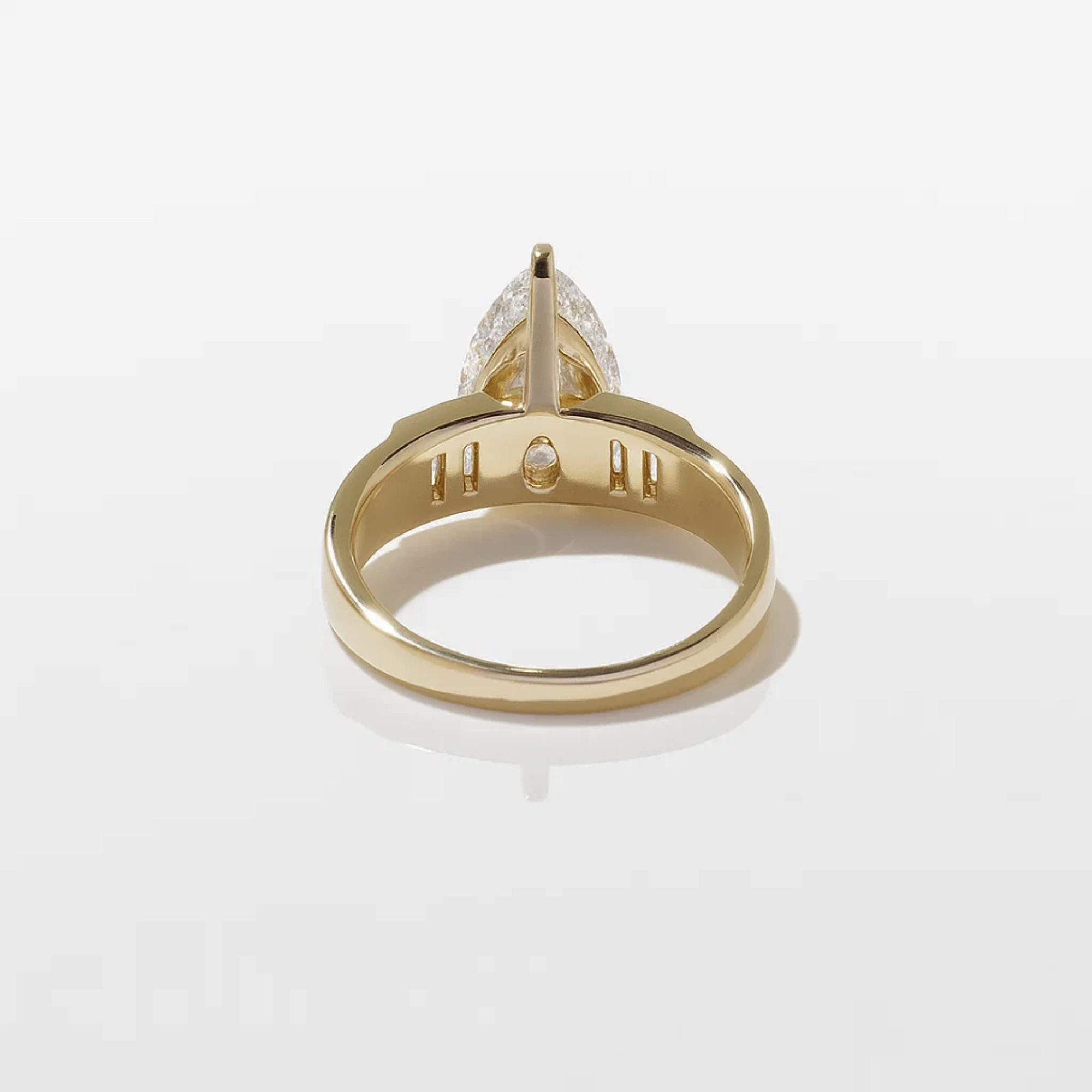 Gold ring with a pear-shaped diamond and baguette side stones