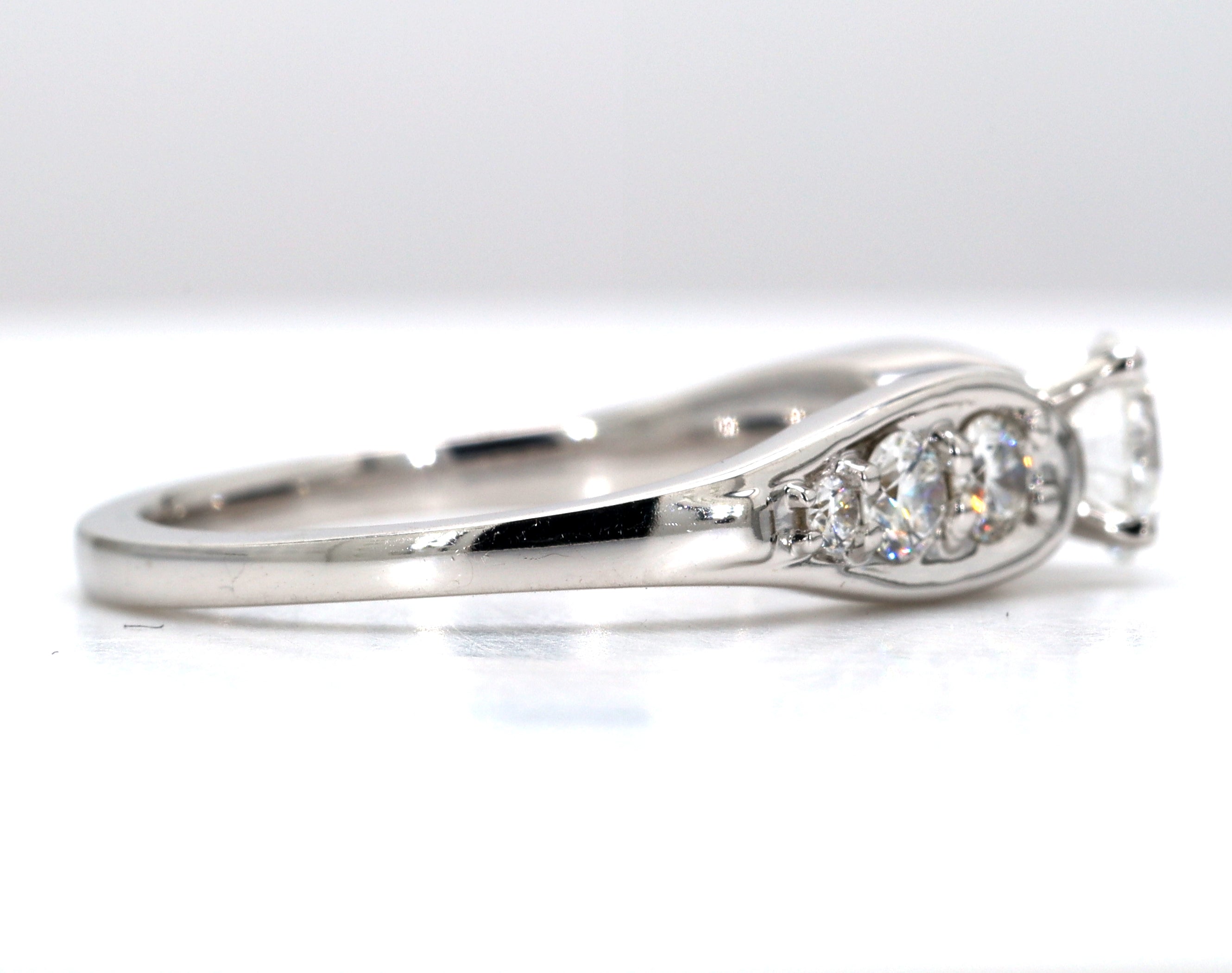 14K Gold Round Shape Lab Grown Diamond Engagement Ring