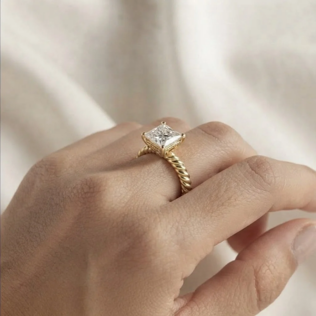 Verlobungsring aus 14K Gold mit 1 Karat Prinzessschliff im Labor gezüchtetem Diamant und gedrehter Ringschiene
