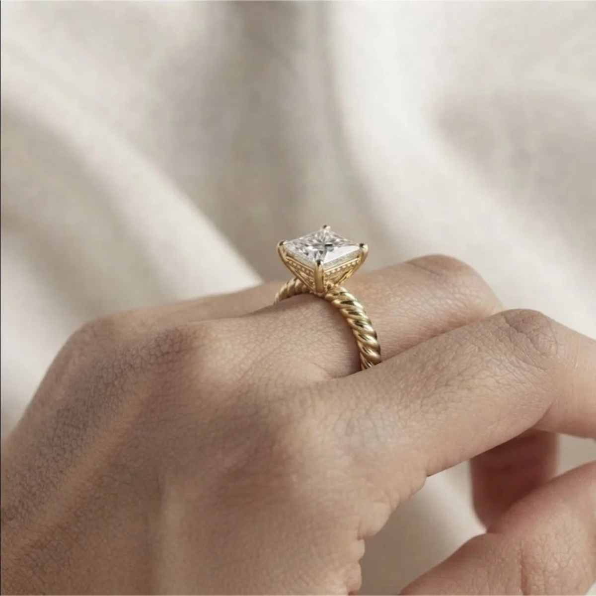 Verlobungsring aus 14K Gold mit 1 Karat Prinzessschliff im Labor gezüchtetem Diamant und gedrehter Ringschiene