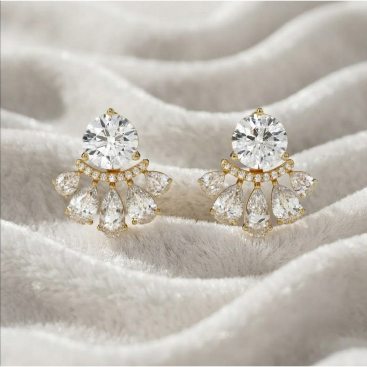 Ohrstecker aus 14K Gold mit Diamanten in Birnen-, runden und Marquise-Schliff