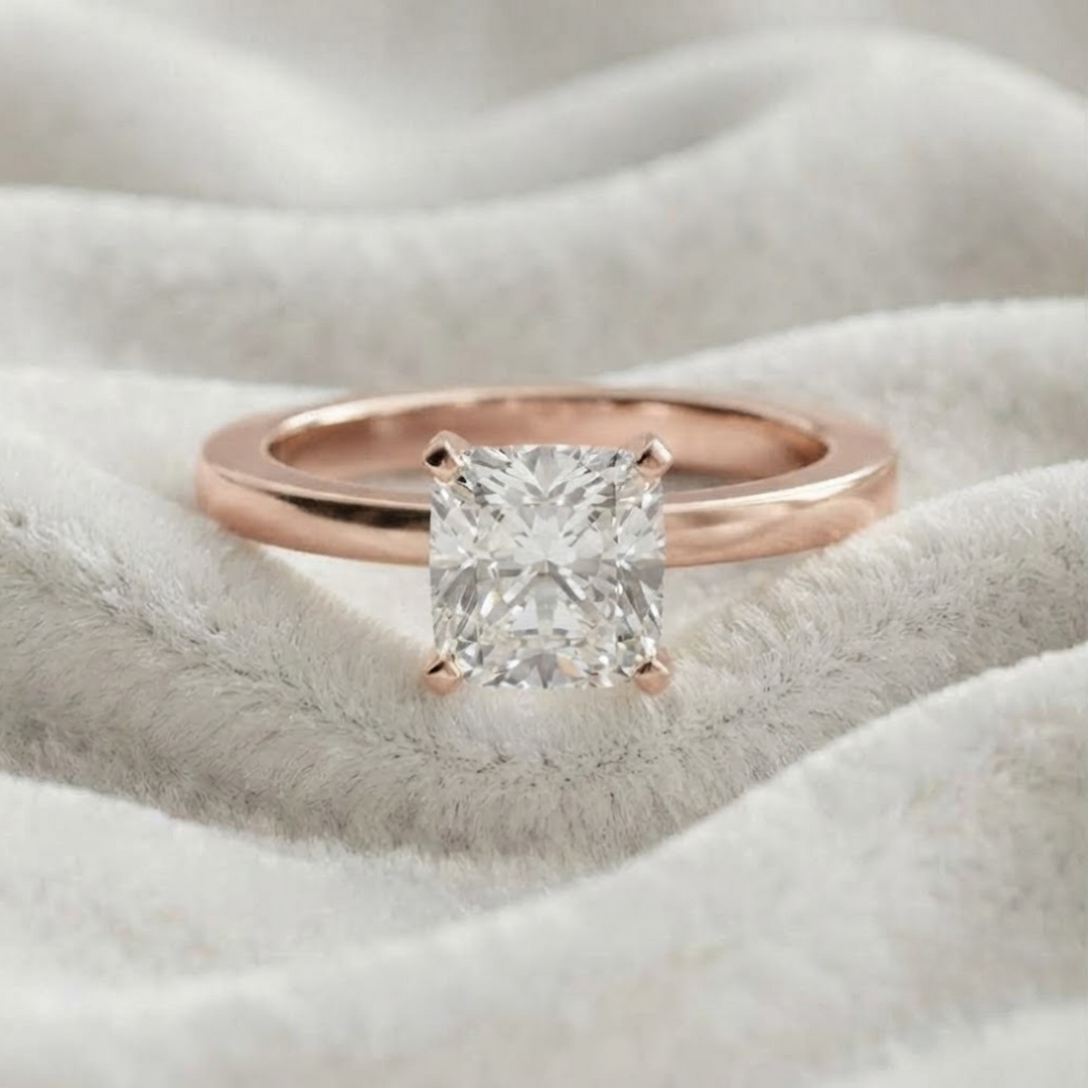 14K Gold Eleganter Square Cushion Cut Ring mit Klarheit
