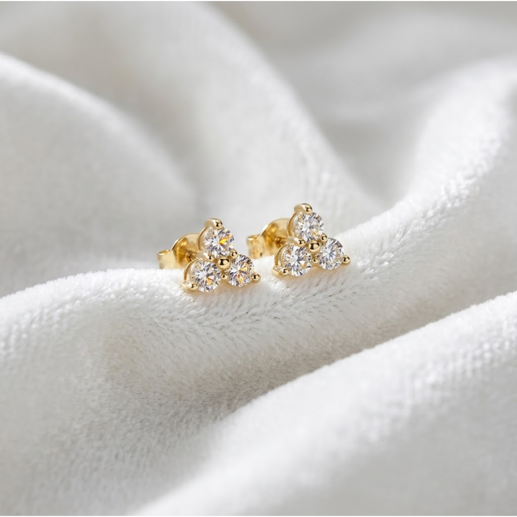 14K Gold Rundschliff Laborgezüchtete Diamanten Trio Winzige Ohrstecker