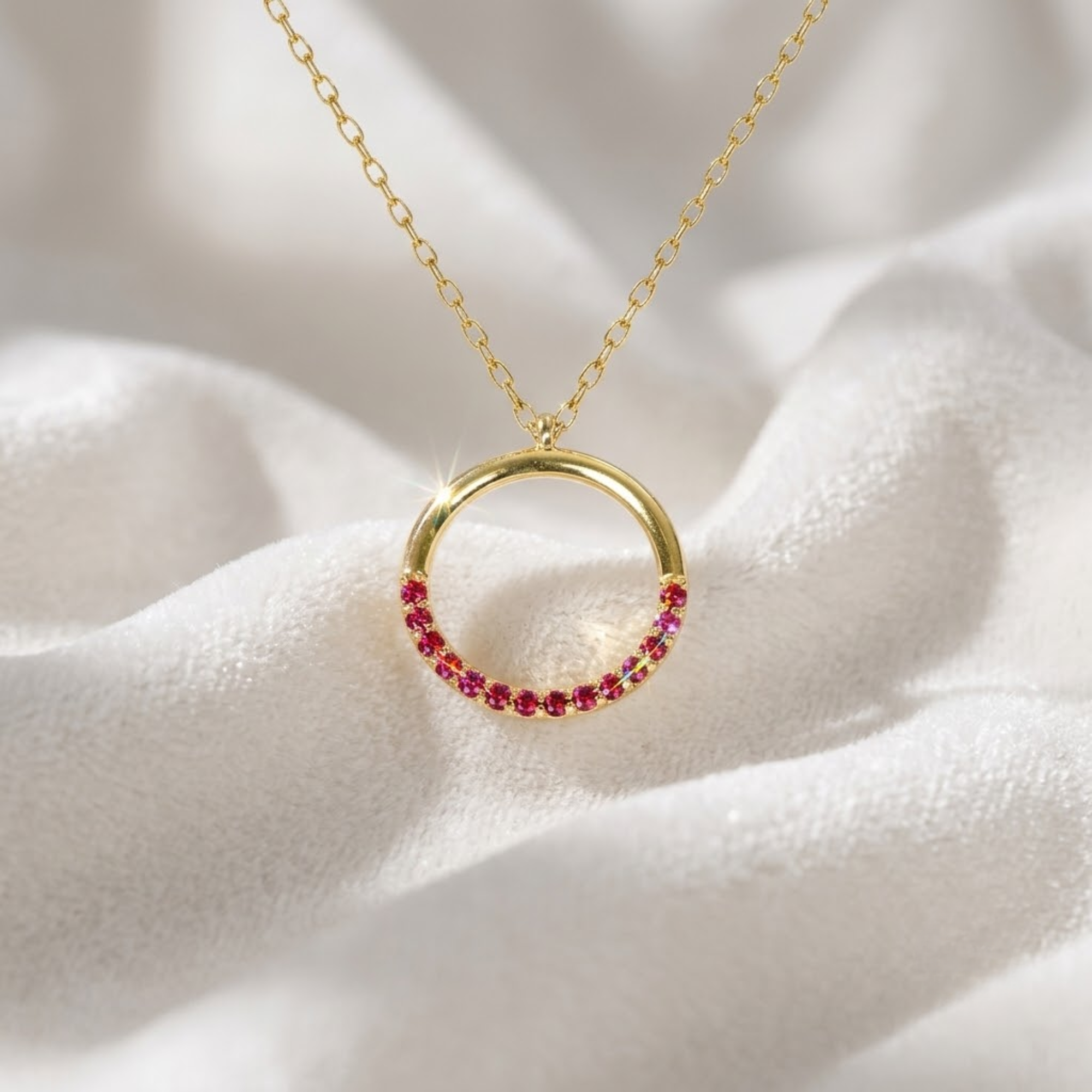 Anhänger aus 14 Karat Massivgold mit rundem, rotem Rubin