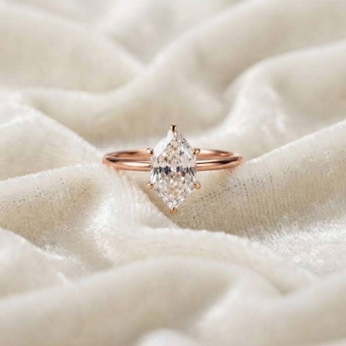14 Karat Gold langgestreckter sechseckiger Diamant-Muse-Verlobungsring