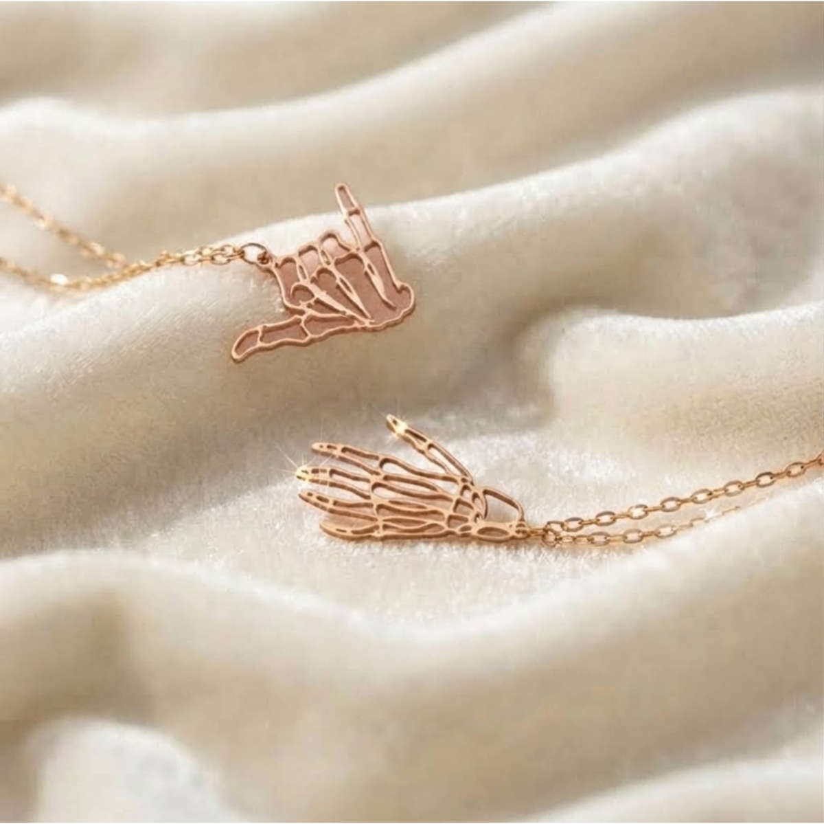 14K Gold Skelett-Halskette Handzeichen Halloween-Schmuck