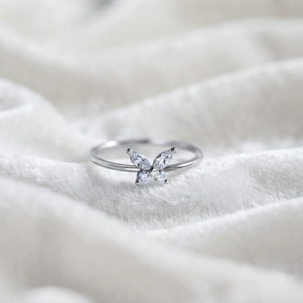 Ring aus 14 Karat Gold mit 0,50 Karat Schmetterling und filigranem Design