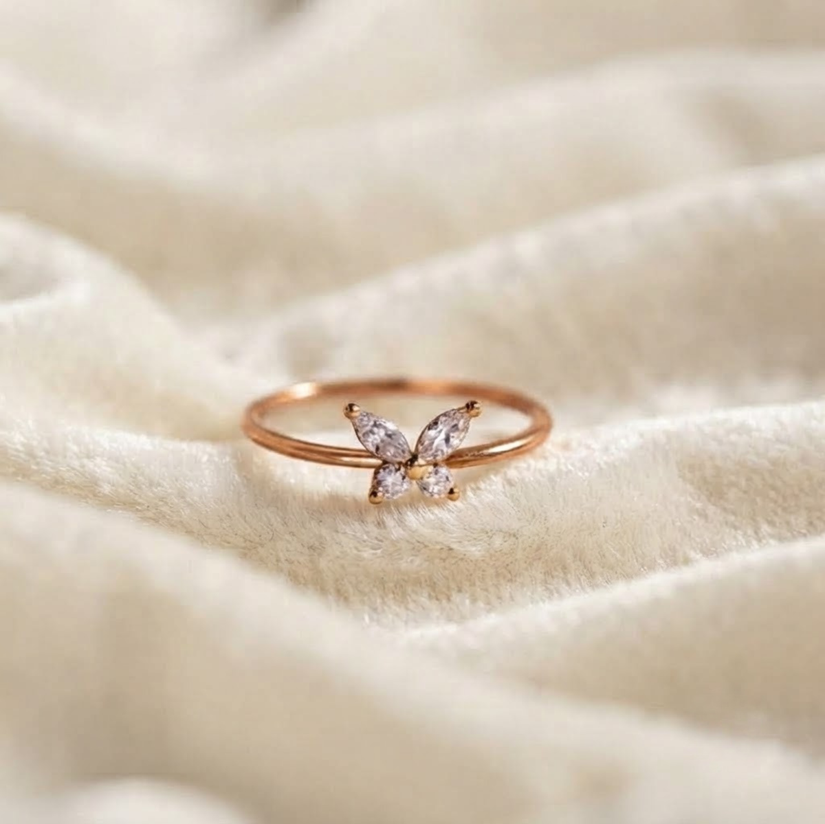 Ring aus 14 Karat Gold mit 0,50 Karat Schmetterling und filigranem Design