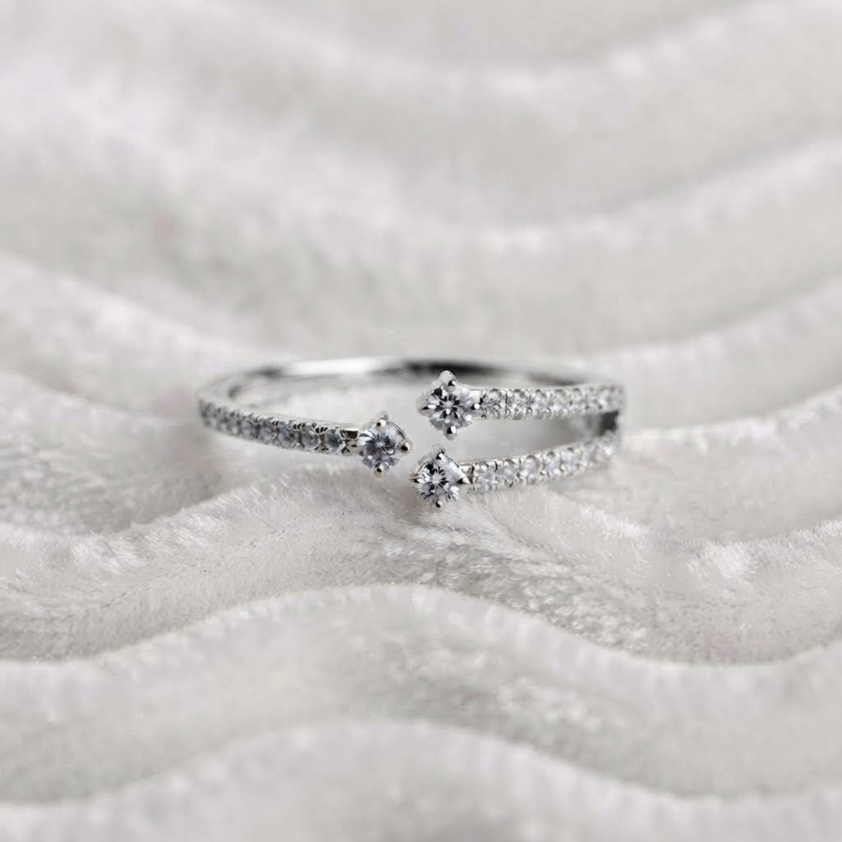 Einzigartiger Diamant-Crossover-Ring aus 14k Massivgold für Damen