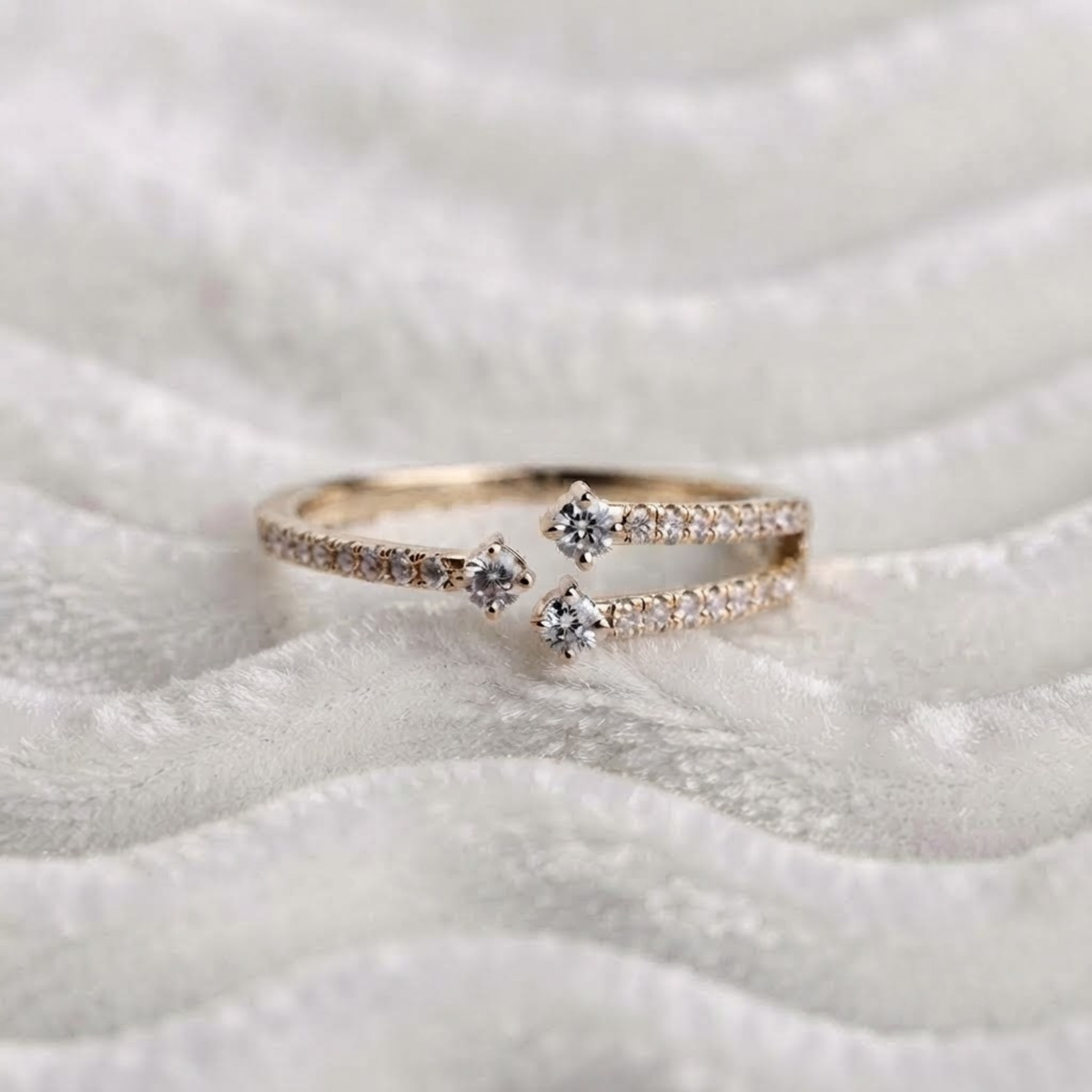 Einzigartiger Diamant-Crossover-Ring aus 14k Massivgold für Damen
