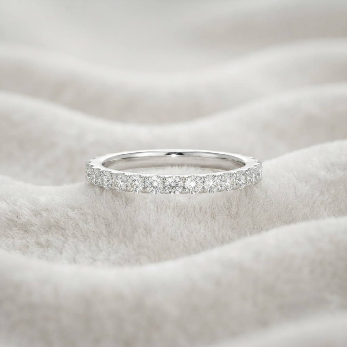 Ehering aus 14 Karat Gold mit im Labor gezüchteten Diamanten und 3/4 Eternity-Fassung