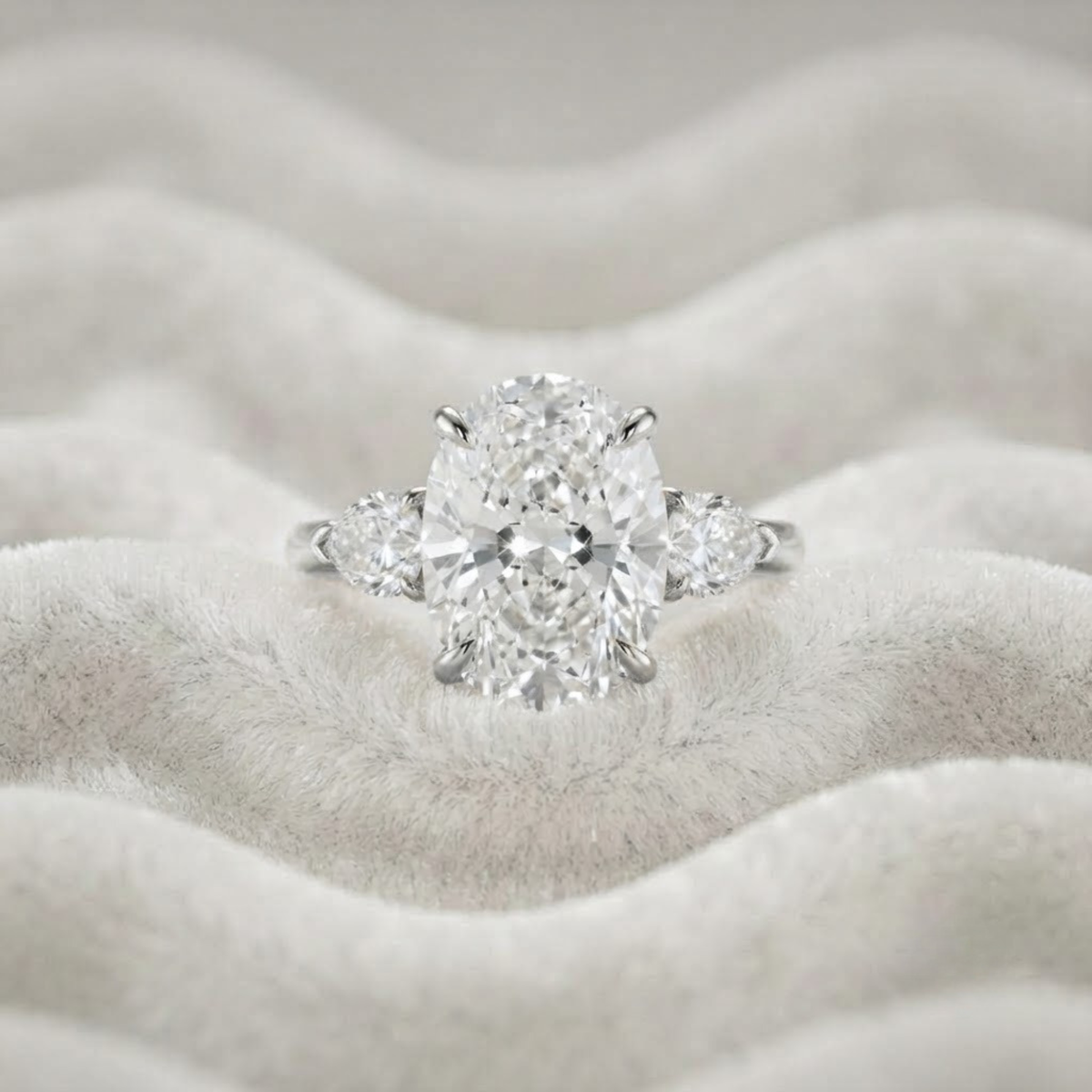 Verlobungsring aus 14K Gold mit ovalem, im Labor gezüchtetem 5 Karat F VS1 Diamanten und drei Steinen