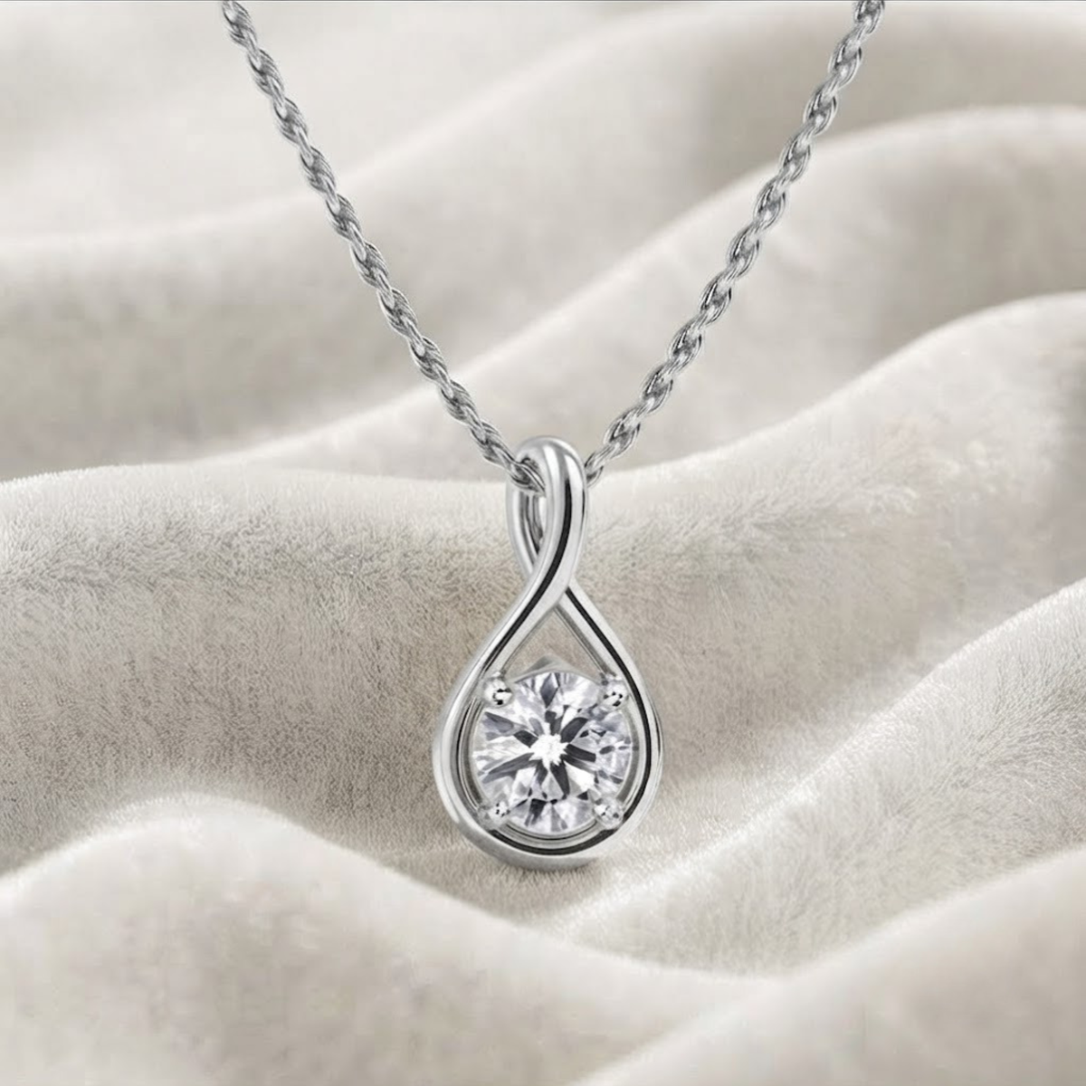 Round Brilliant lab grown diamond pendant