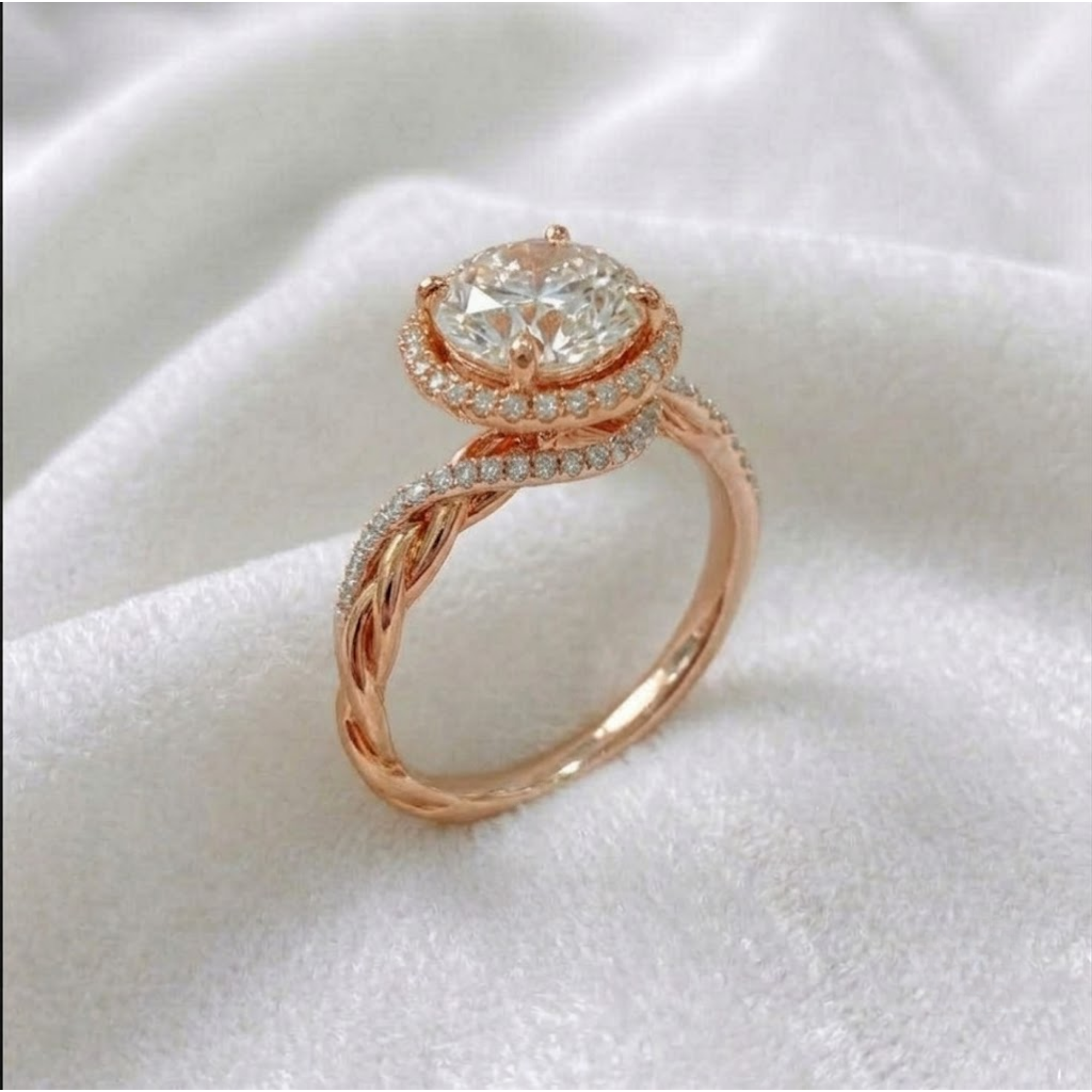 Diamant Verlobungsring mit verdrehtem Schaft und versteintem Halo