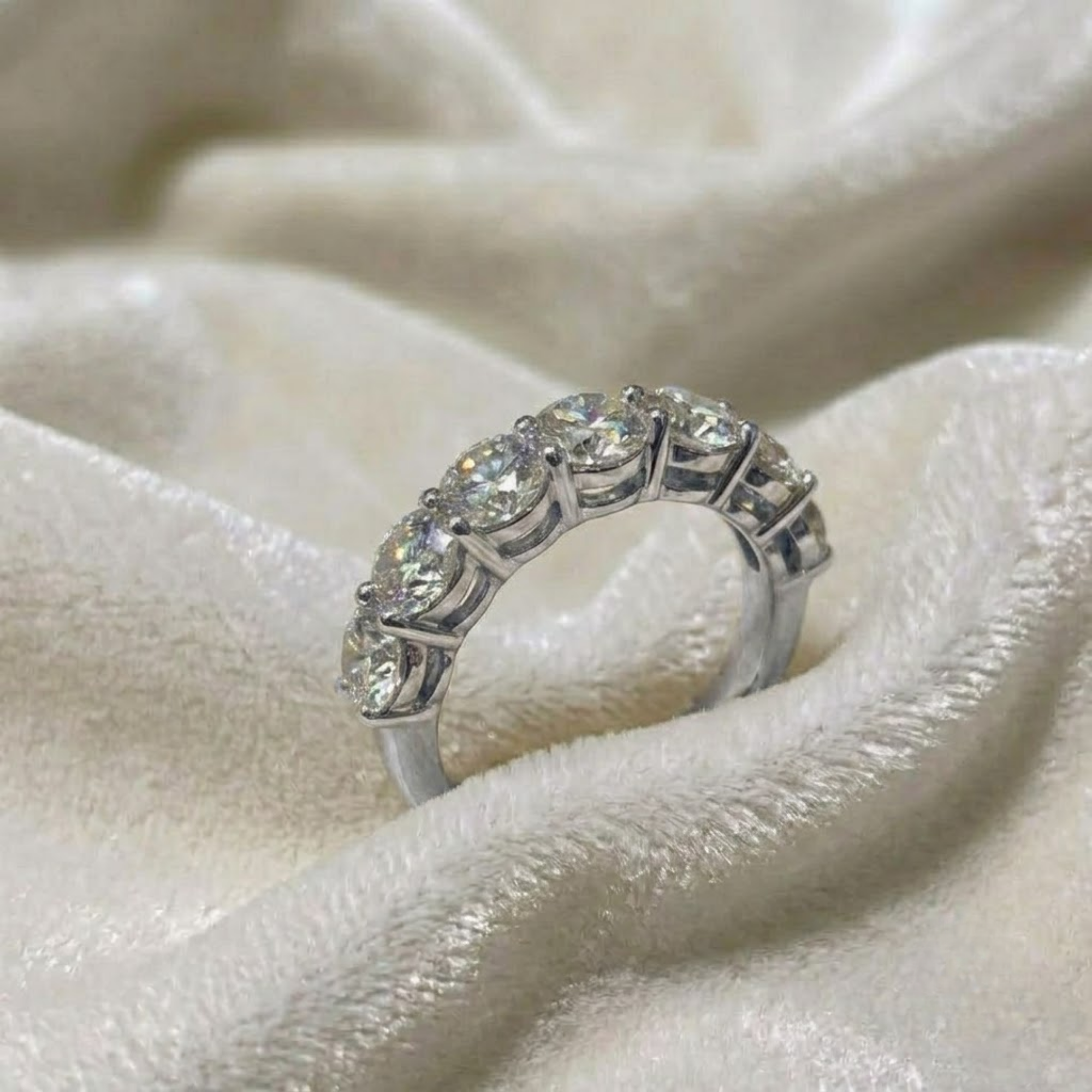Trauring mit oval geschliffenem Labor-Diamanten