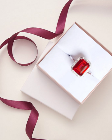 Jewelry That Marks a Moment: Engagements, Graduations, Goodbyes