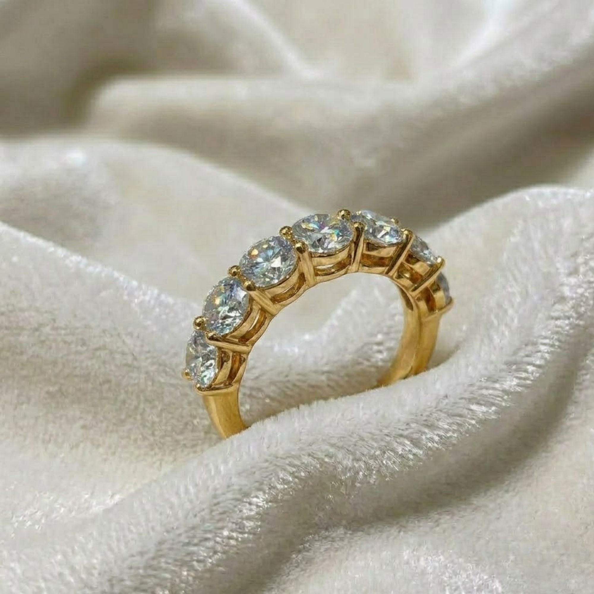 Trauring mit oval geschliffenem Labor-Diamanten