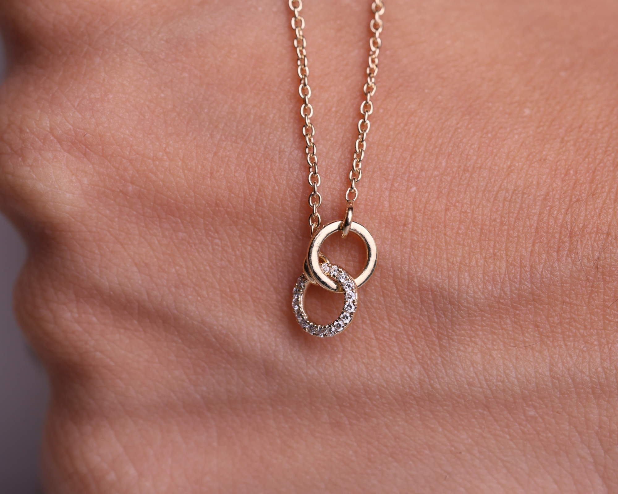 0.05 Ctw Diamond Intertwined Circle Necklace in 14K Solid Gold