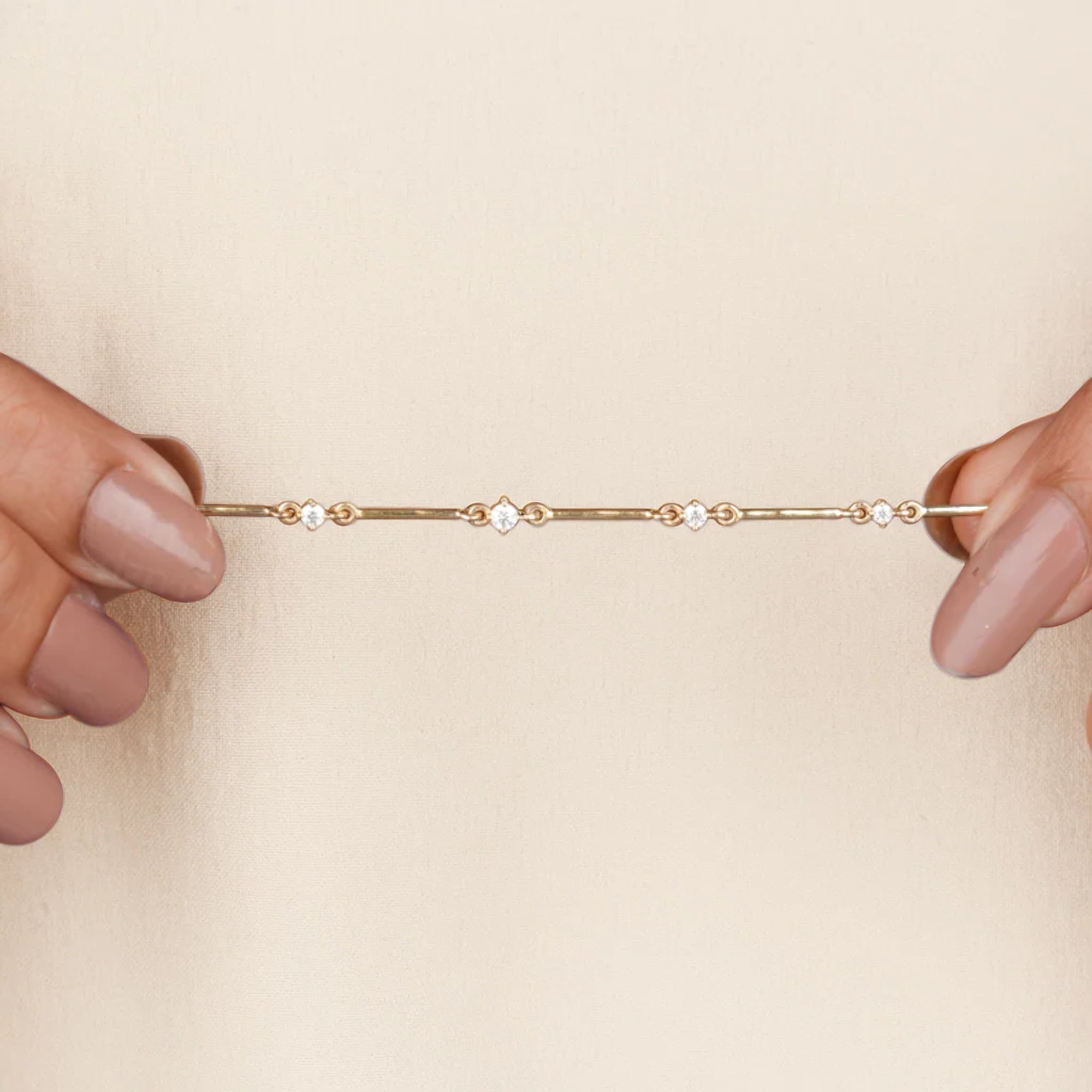 14K Gold Bar Round Graduated Diamond Link Bracelet