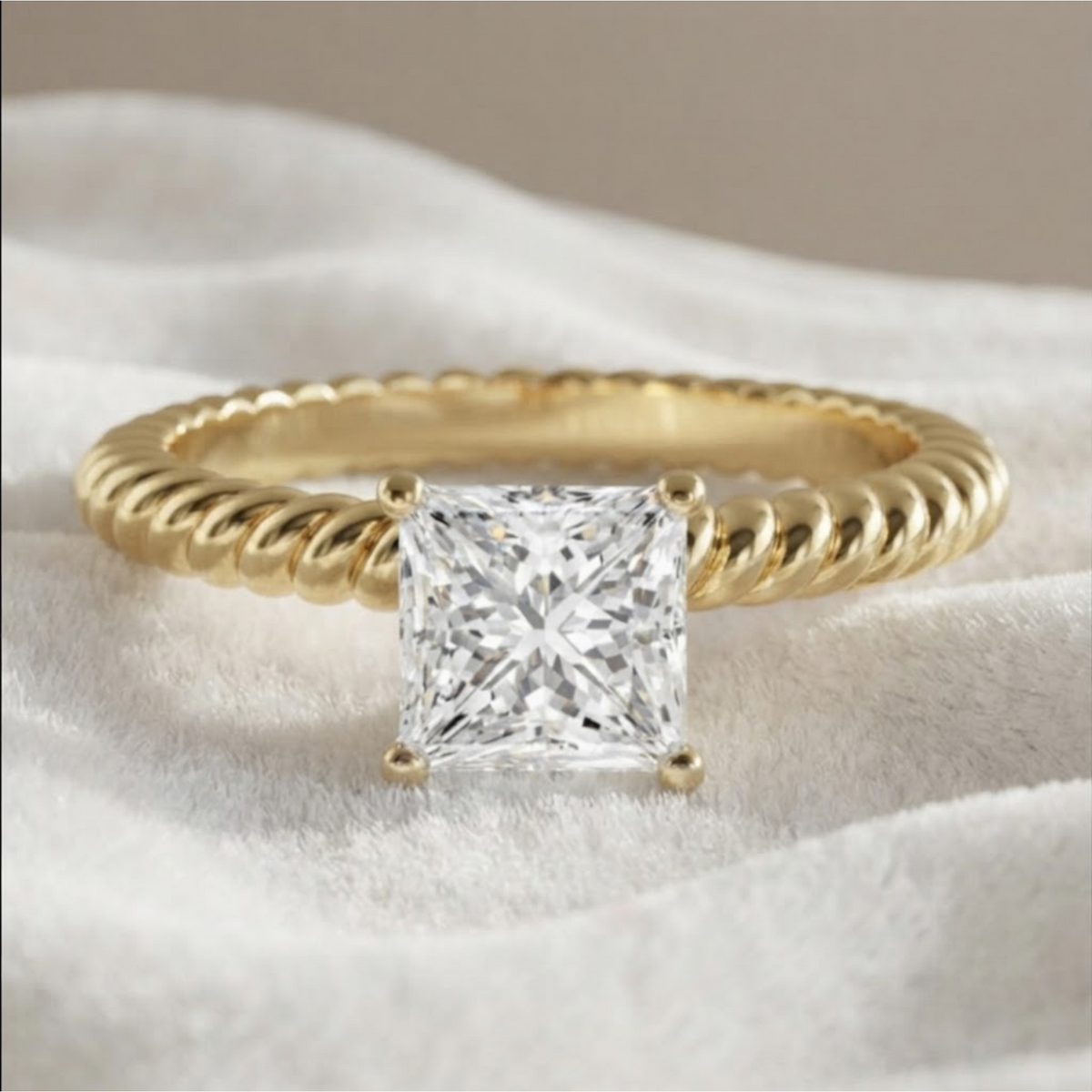 Verlobungsring aus 14K Gold mit 1 Karat Prinzessschliff im Labor gezüchtetem Diamant und gedrehter Ringschiene