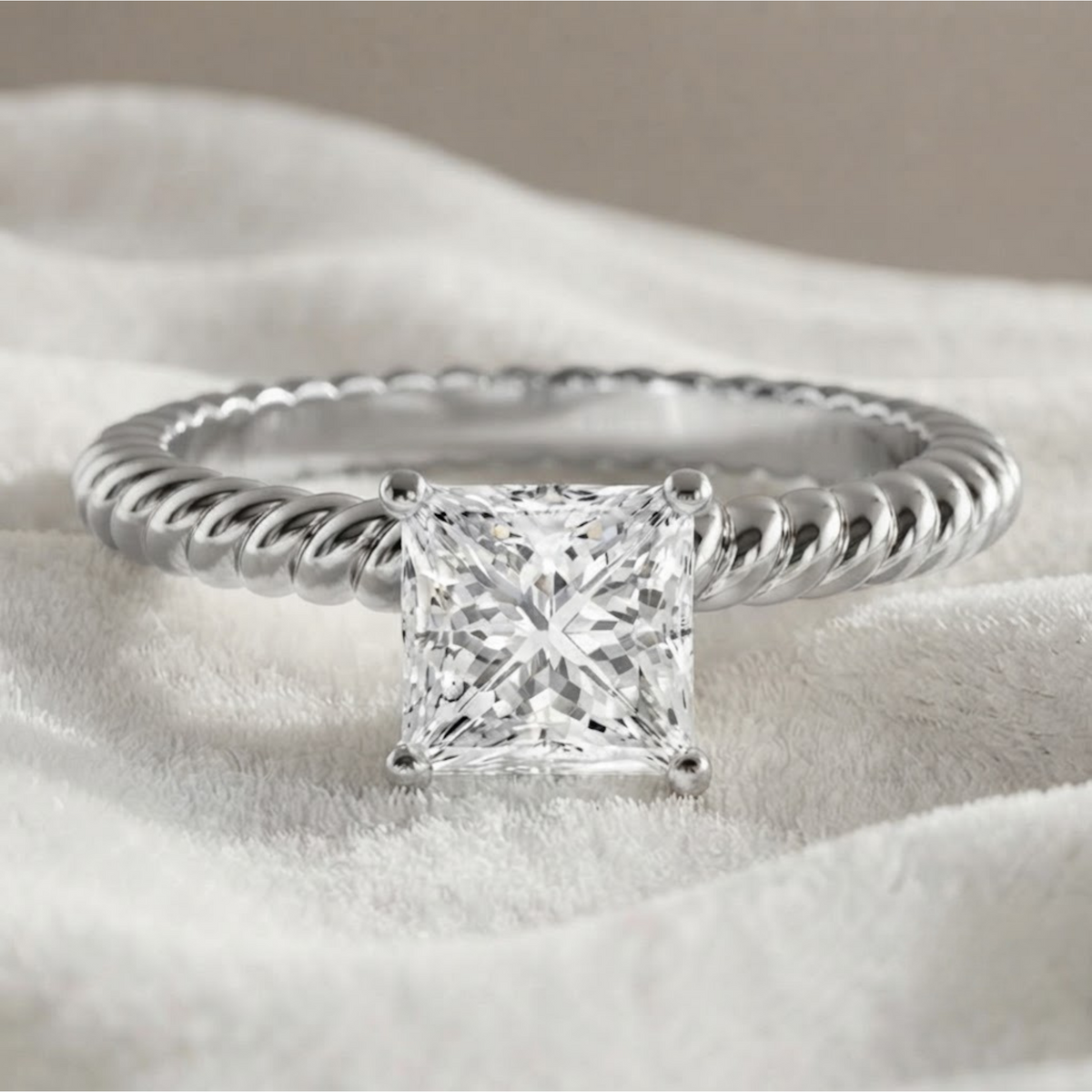 Verlobungsring aus 14K Gold mit 1 Karat Prinzessschliff im Labor gezüchtetem Diamant und gedrehter Ringschiene