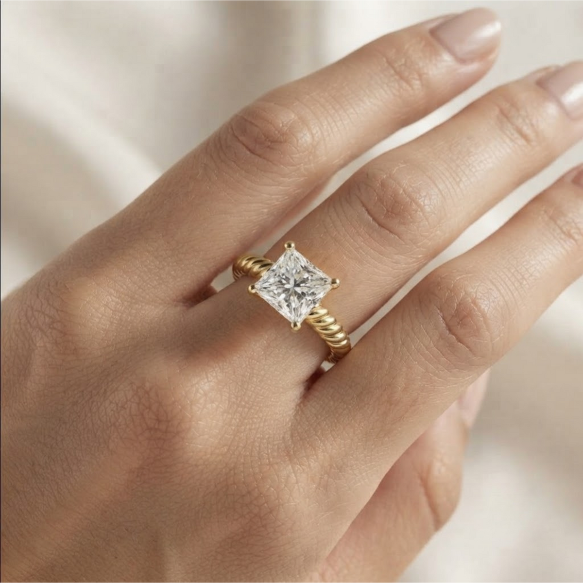 Verlobungsring aus 14K Gold mit 1 Karat Prinzessschliff im Labor gezüchtetem Diamant und gedrehter Ringschiene