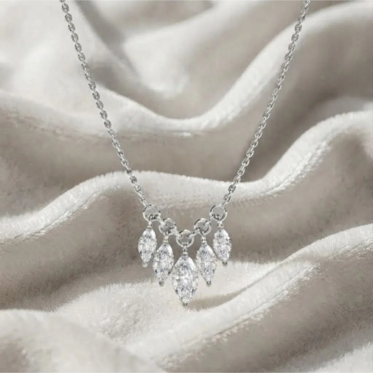 14K Halskette mit Diamantanhänger im Marquise-Schliff