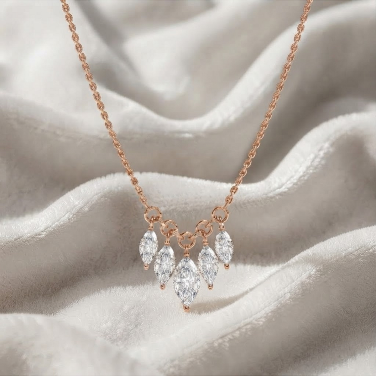 14K Halskette mit Diamantanhänger im Marquise-Schliff