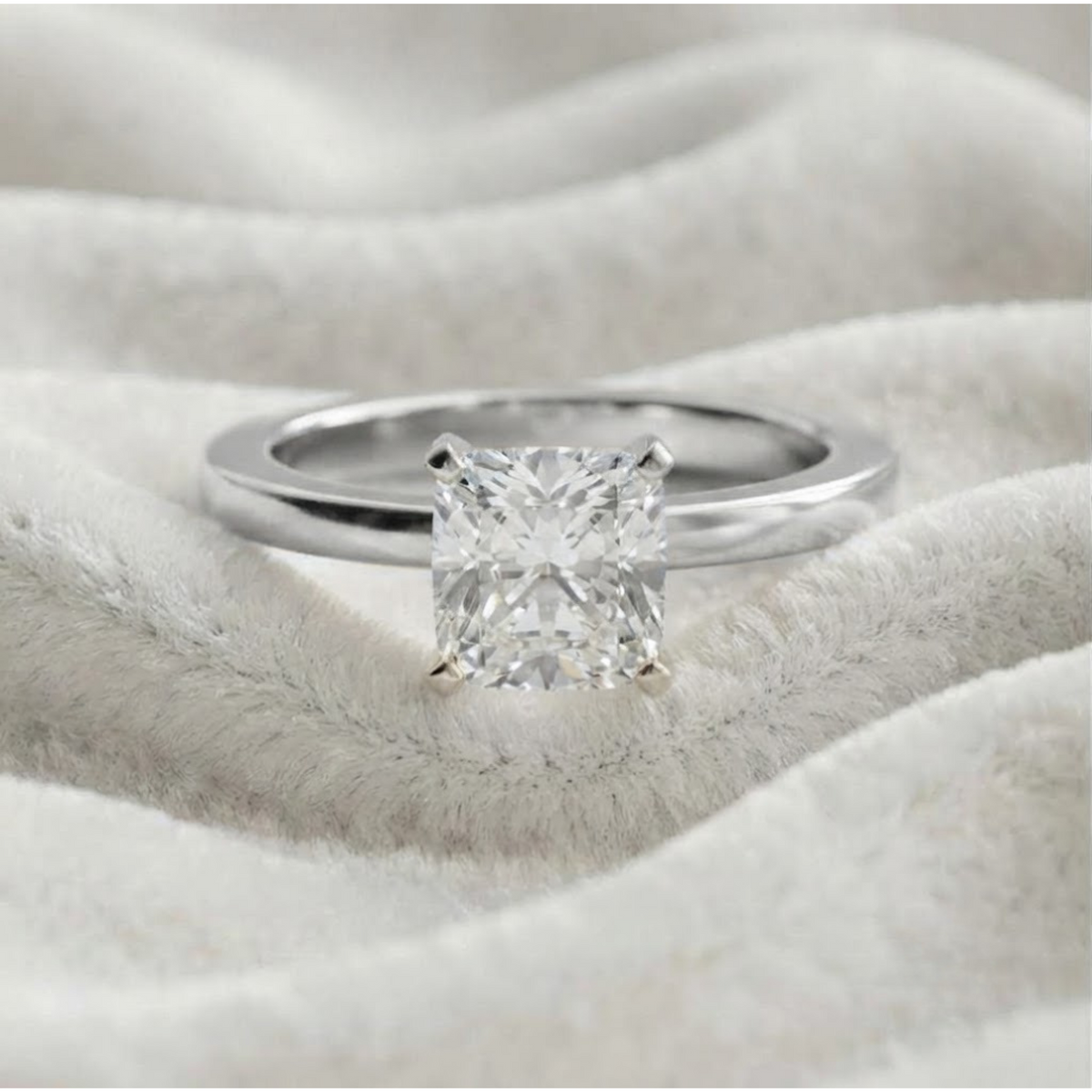 14K Gold Eleganter Square Cushion Cut Ring mit Klarheit