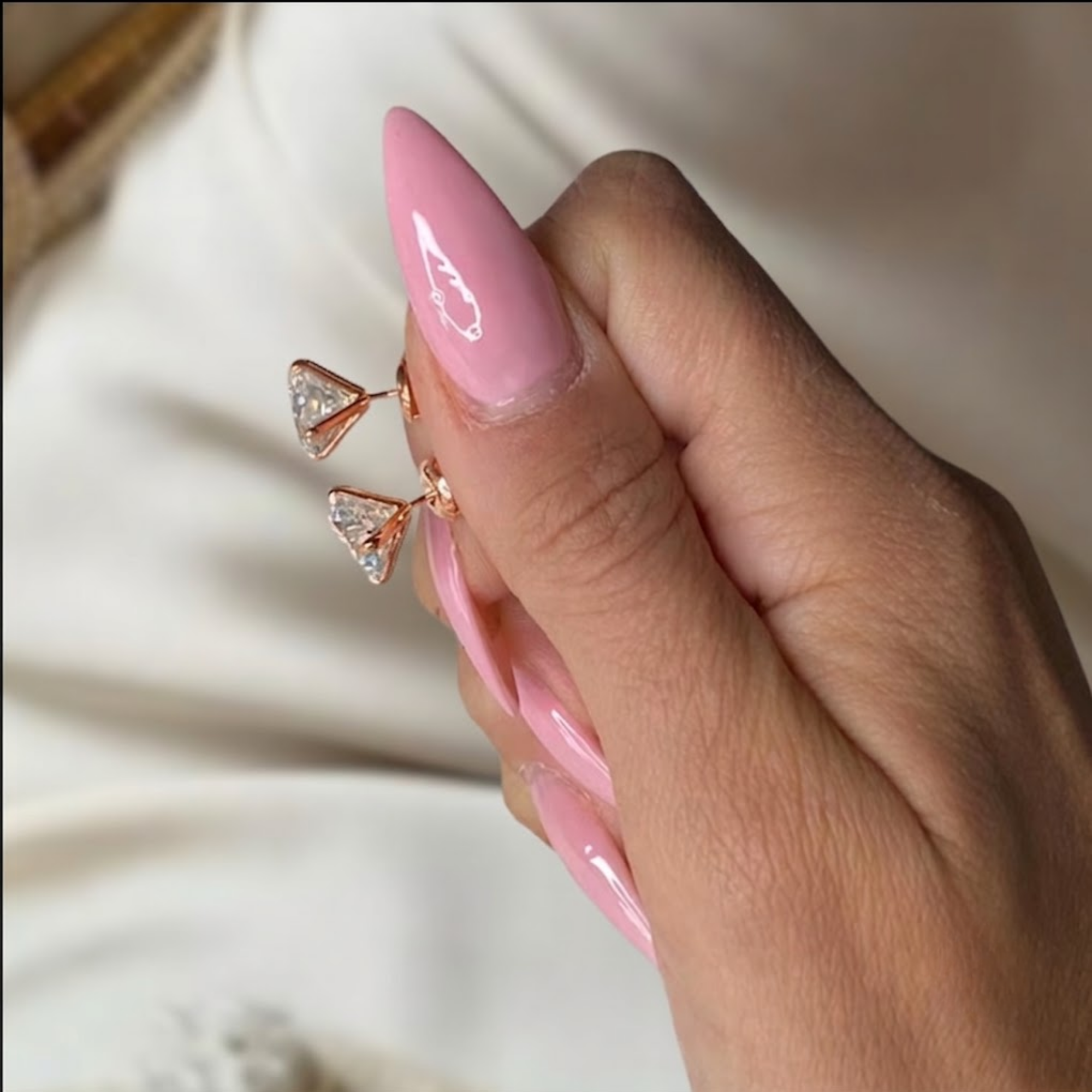 أقراط مسمارية من الذهب عيار 14 قيراطًا مرصعة بالألماس