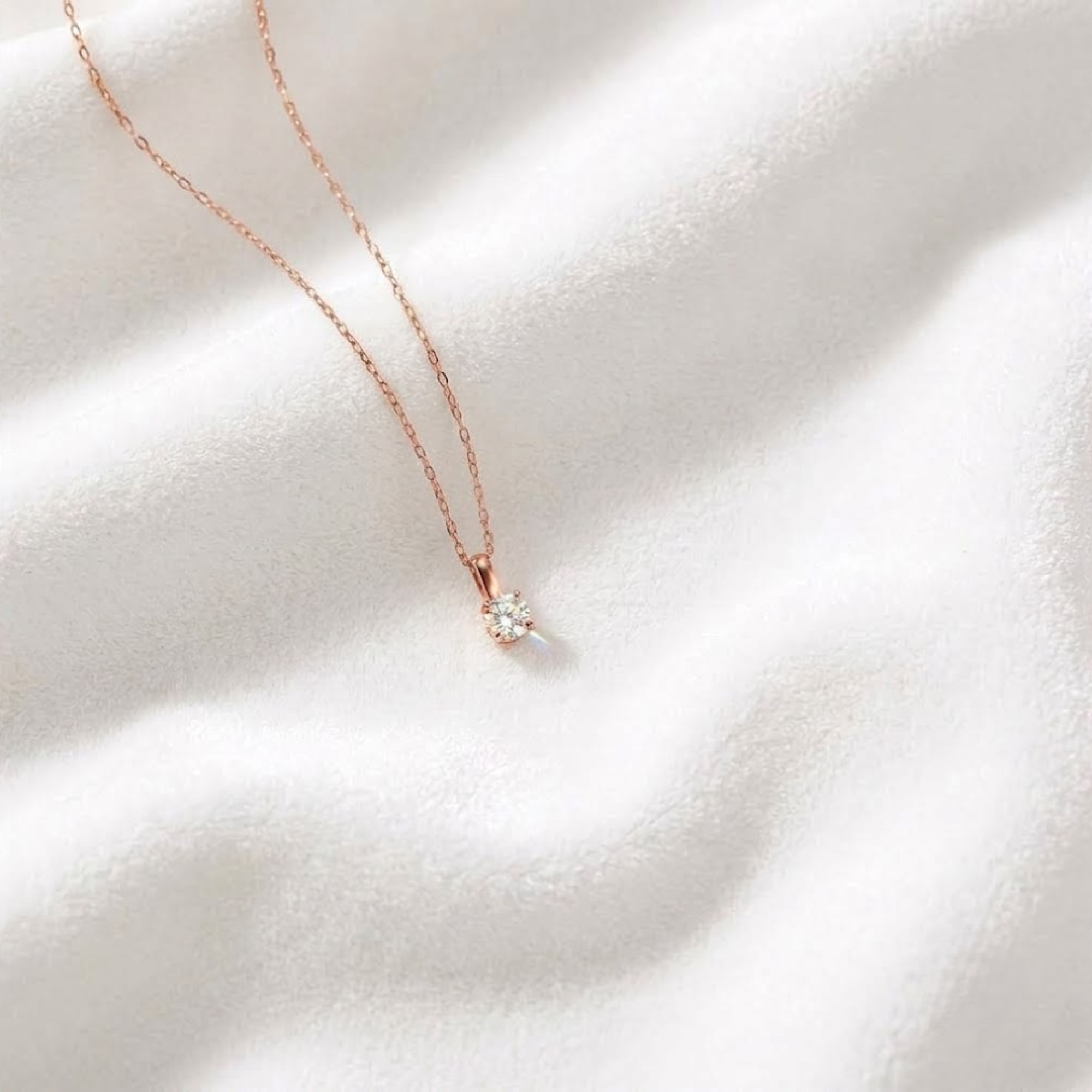 Halskette aus 14 Karat Massivgold mit Diamant-Solitär