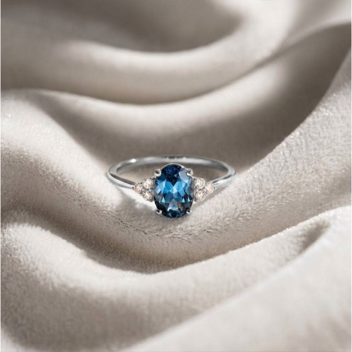 Verlobungsring aus 14 Karat Gold mit London Blue Topas und im Labor gezüchtetem Diamant