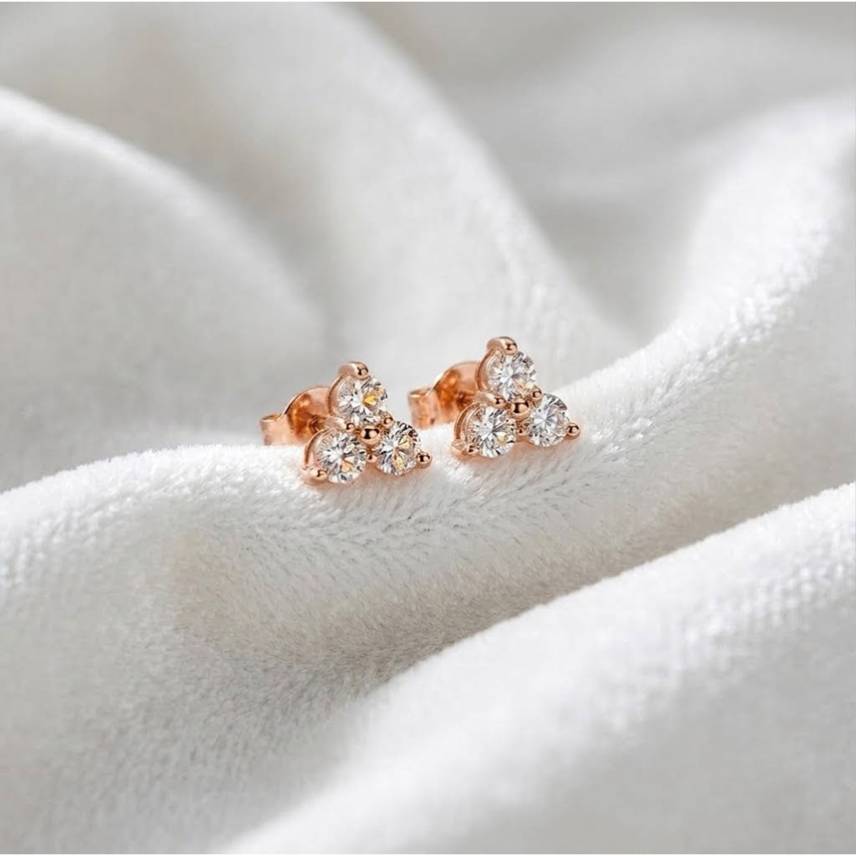 14K Gold Rundschliff Laborgezüchtete Diamanten Trio Winzige Ohrstecker