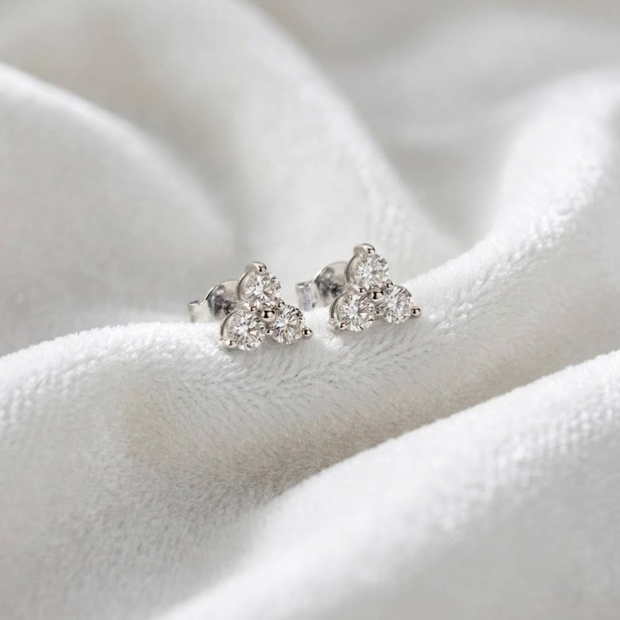 14K Gold Rundschliff Laborgezüchtete Diamanten Trio Winzige Ohrstecker