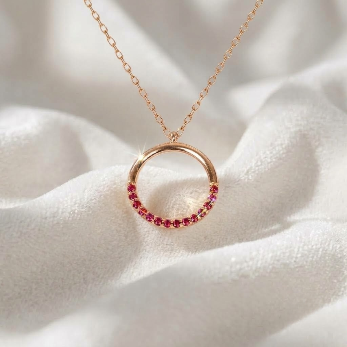 Anhänger aus 14 Karat Massivgold mit rundem, rotem Rubin