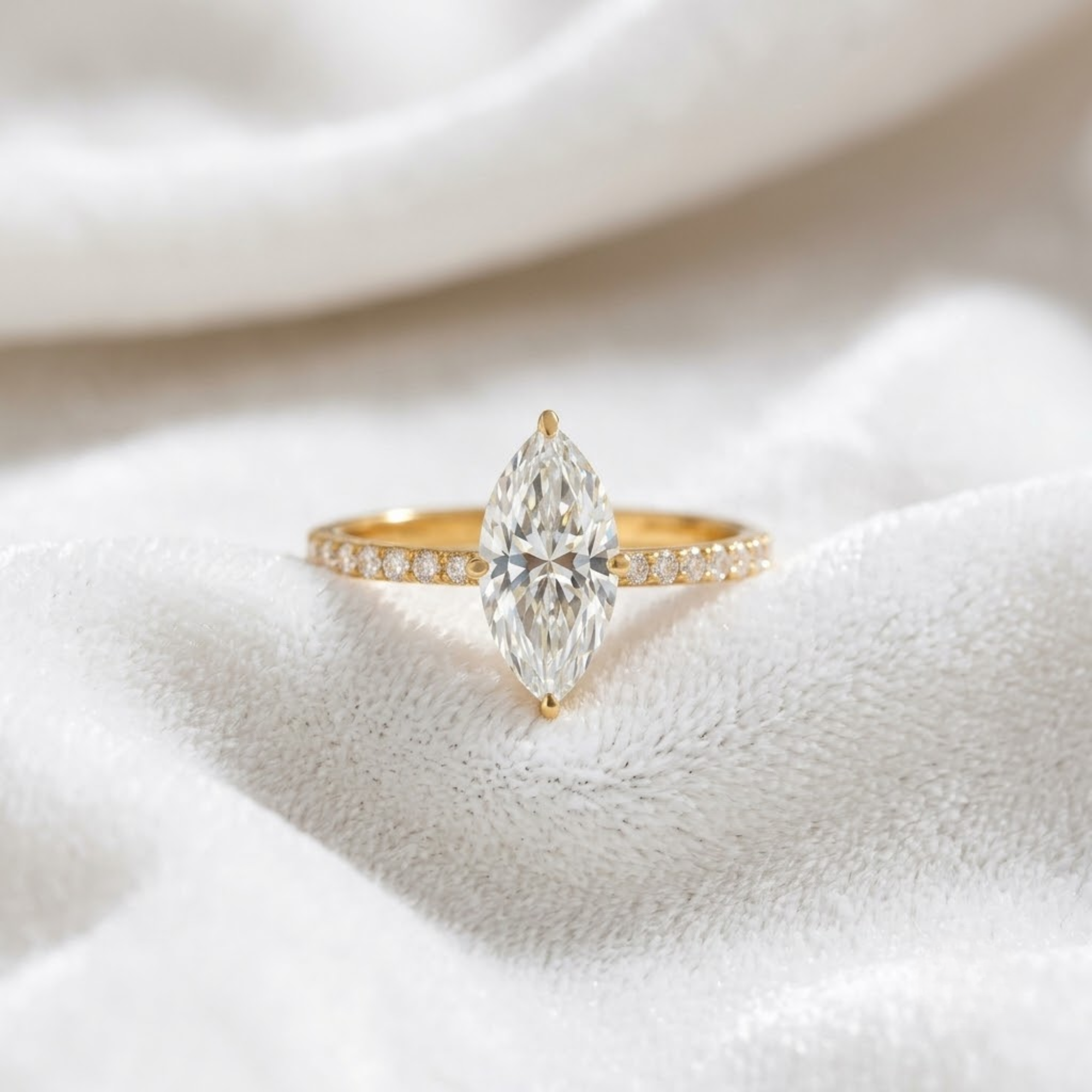 Verlobungsring aus 14K Gold mit Marquise-Schliff