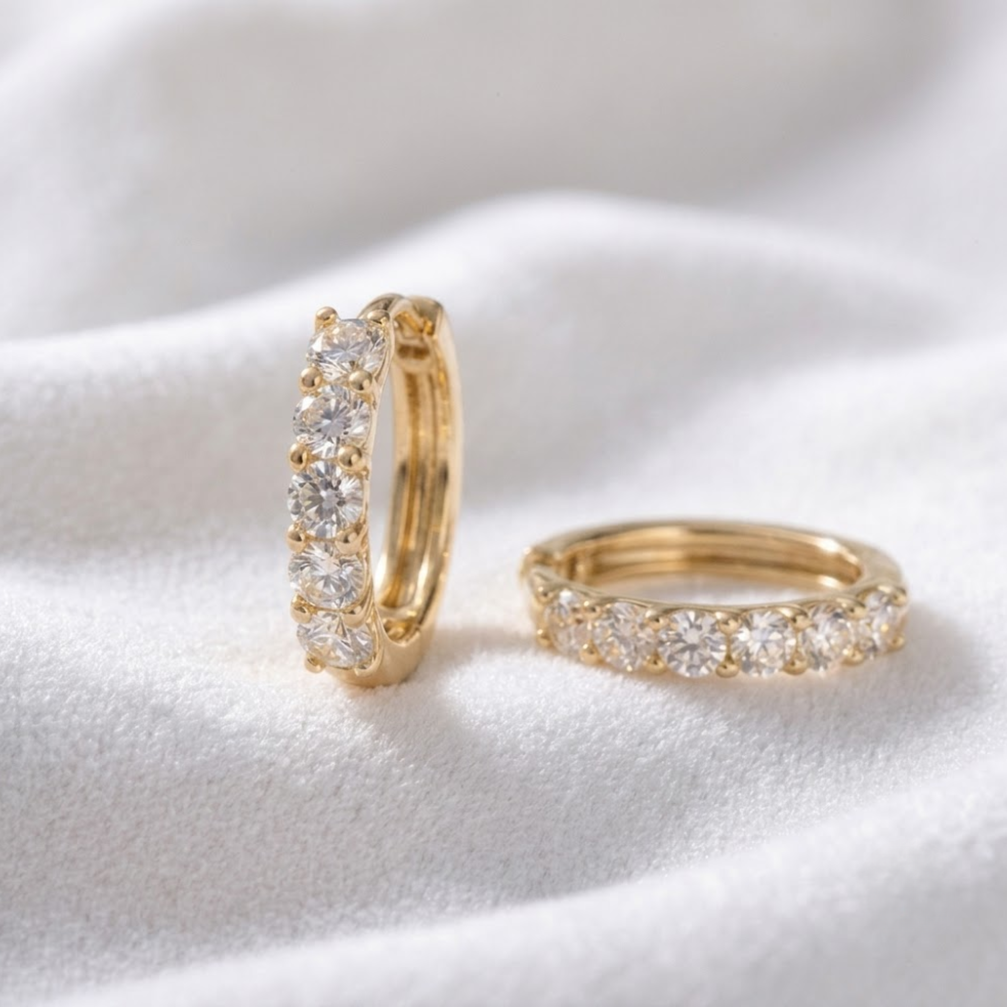 14K Massivgold Huggie Labor-Diamant Winzige Creolen Alltags-Ohrringe