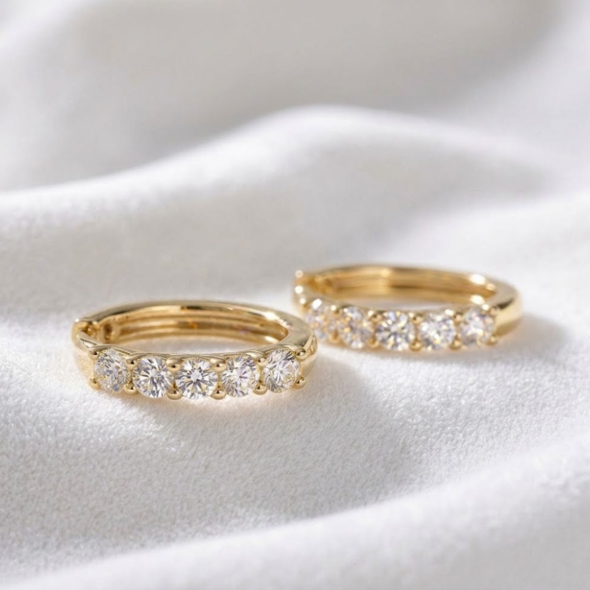 14K Massivgold Huggie Labor-Diamant Winzige Creolen Alltags-Ohrringe