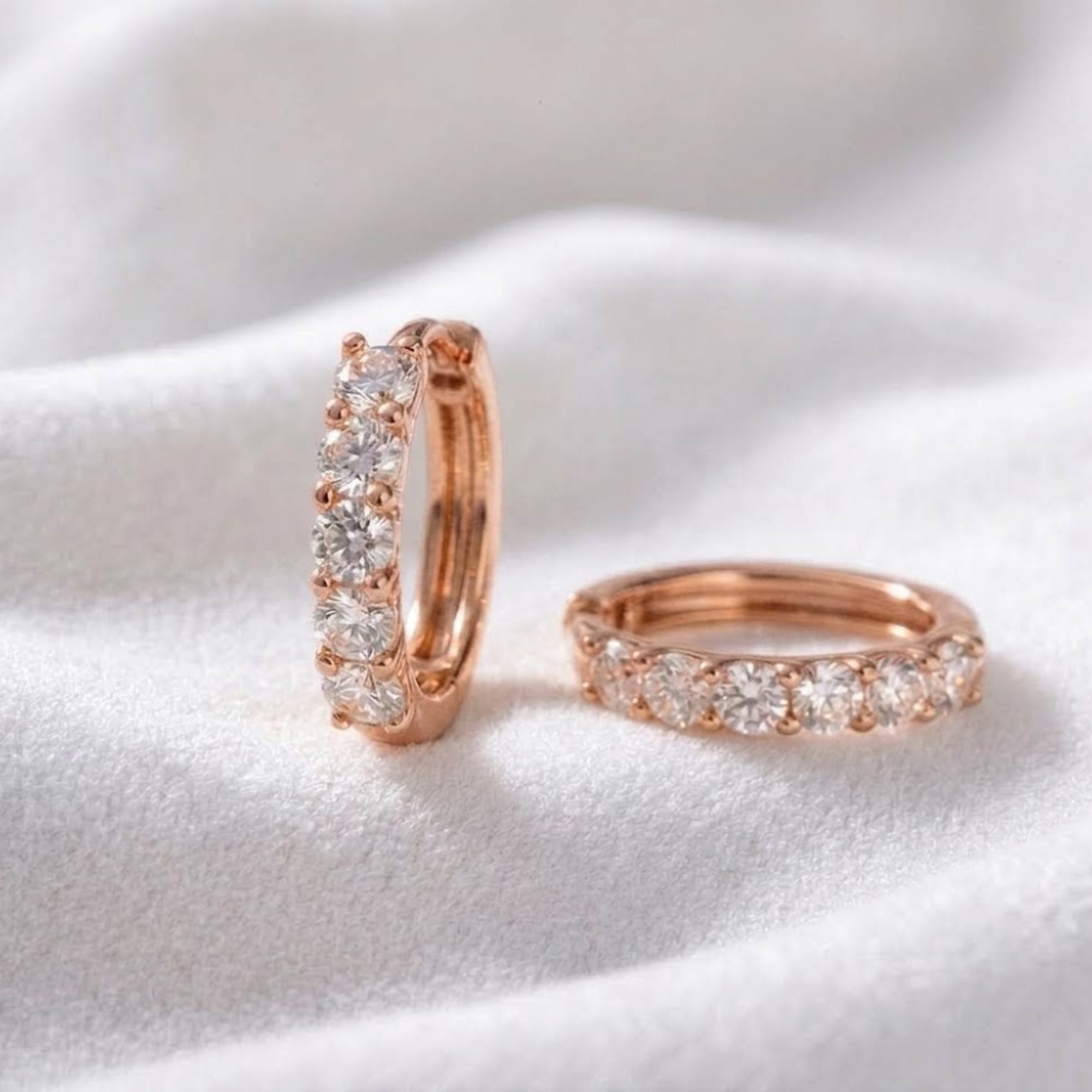14K Massivgold Huggie Labor-Diamant Winzige Creolen Alltags-Ohrringe