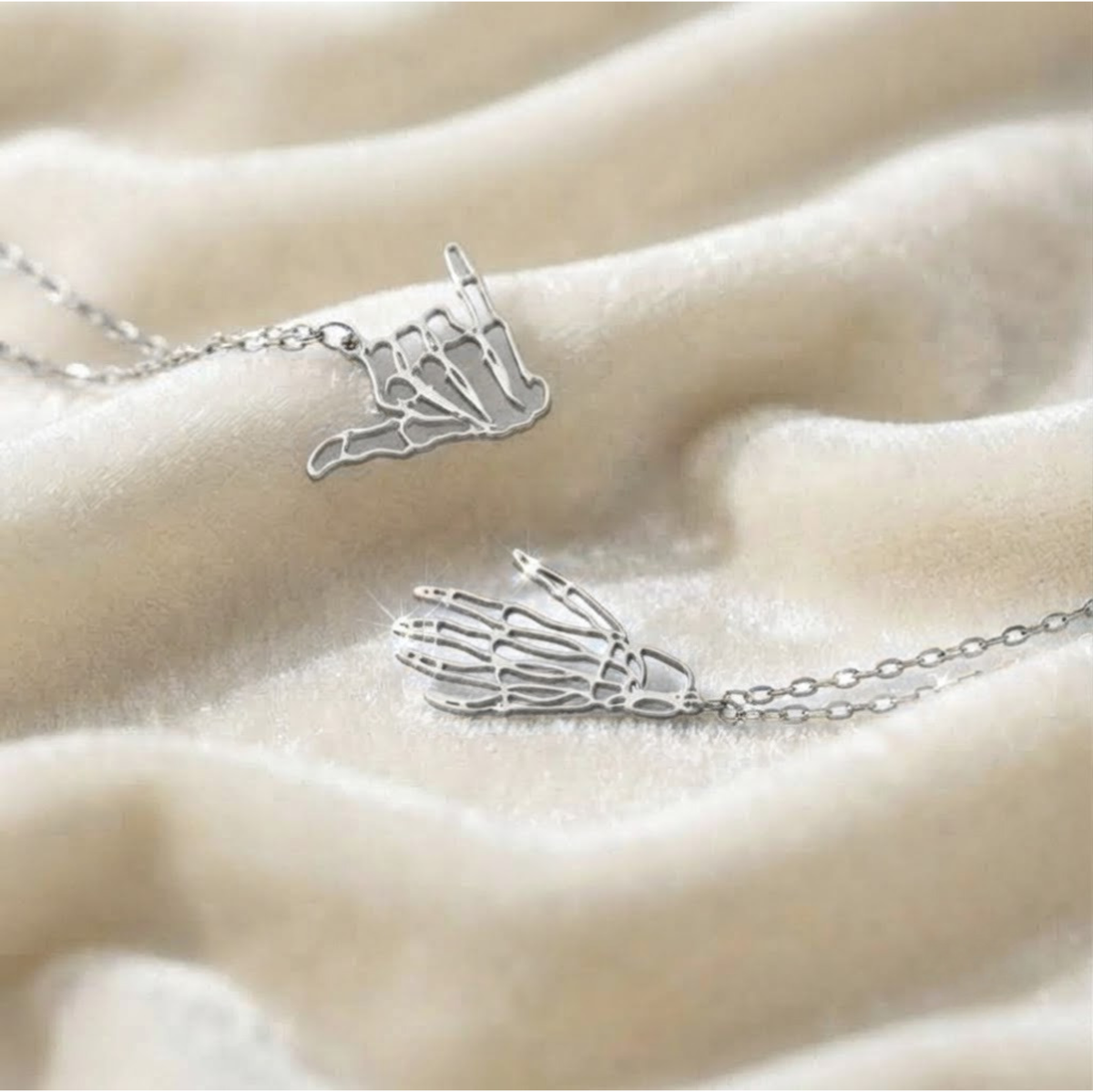 14K Gold Skelett-Halskette Handzeichen Halloween-Schmuck