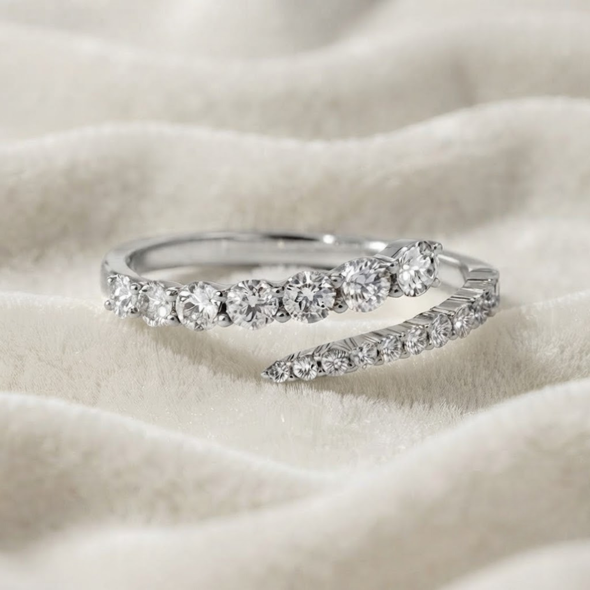 14K Gold Laborgezüchteter runder Diamant-Spiralwickelring