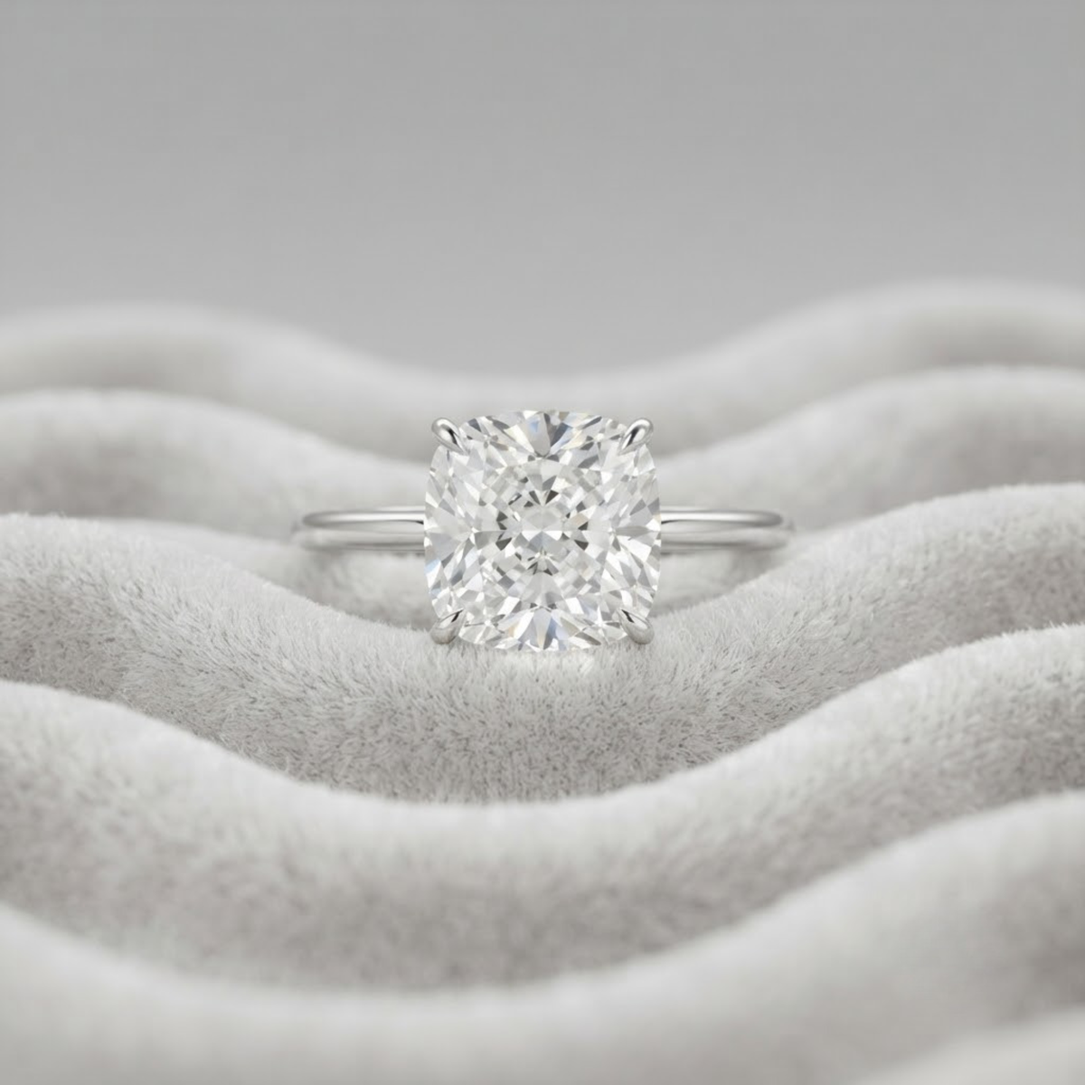 Verlobungsring aus 14 Karat Gold mit länglichem kissenförmigen Solitär-Diamanten
