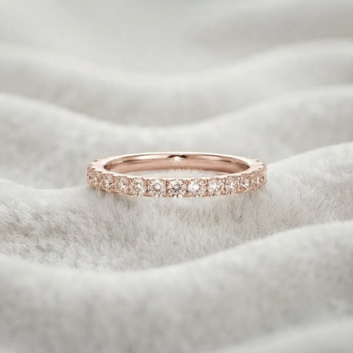 Ehering aus 14 Karat Gold mit im Labor gezüchteten Diamanten und 3/4 Eternity-Fassung