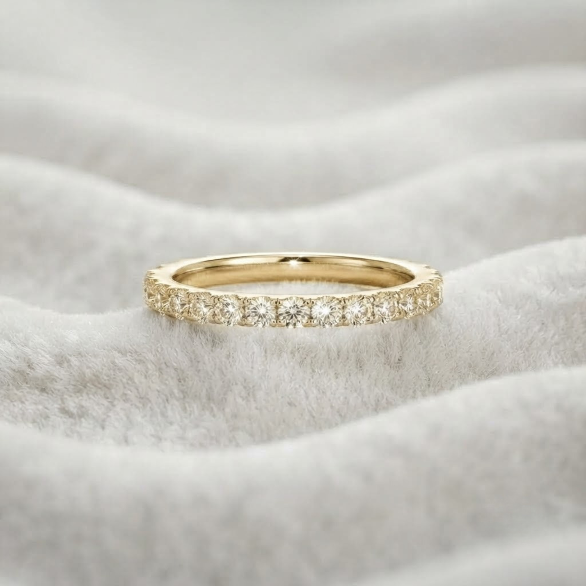 Ehering aus 14 Karat Gold mit im Labor gezüchteten Diamanten und 3/4 Eternity-Fassung