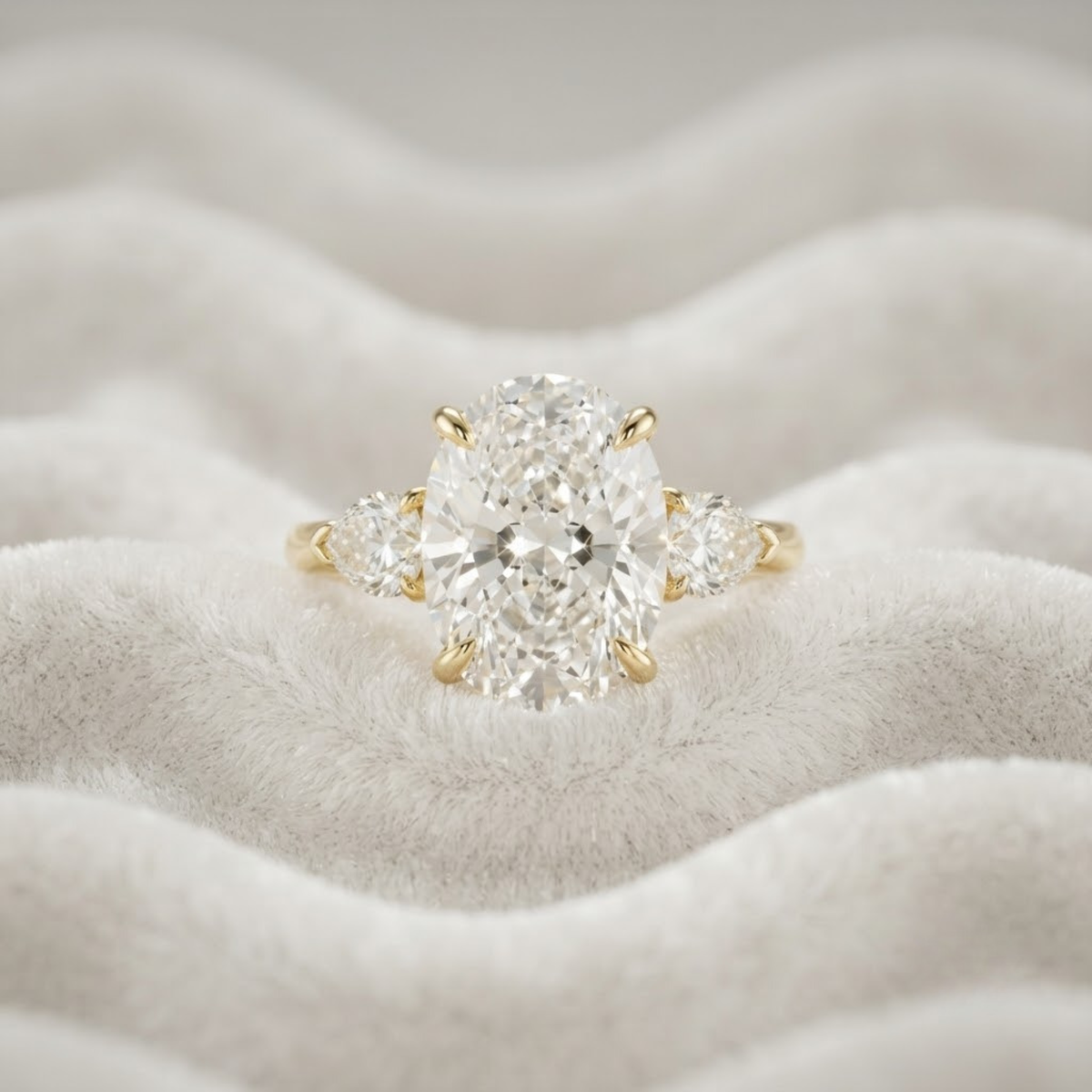 Verlobungsring aus 14K Gold mit ovalem, im Labor gezüchtetem 5 Karat F VS1 Diamanten und drei Steinen