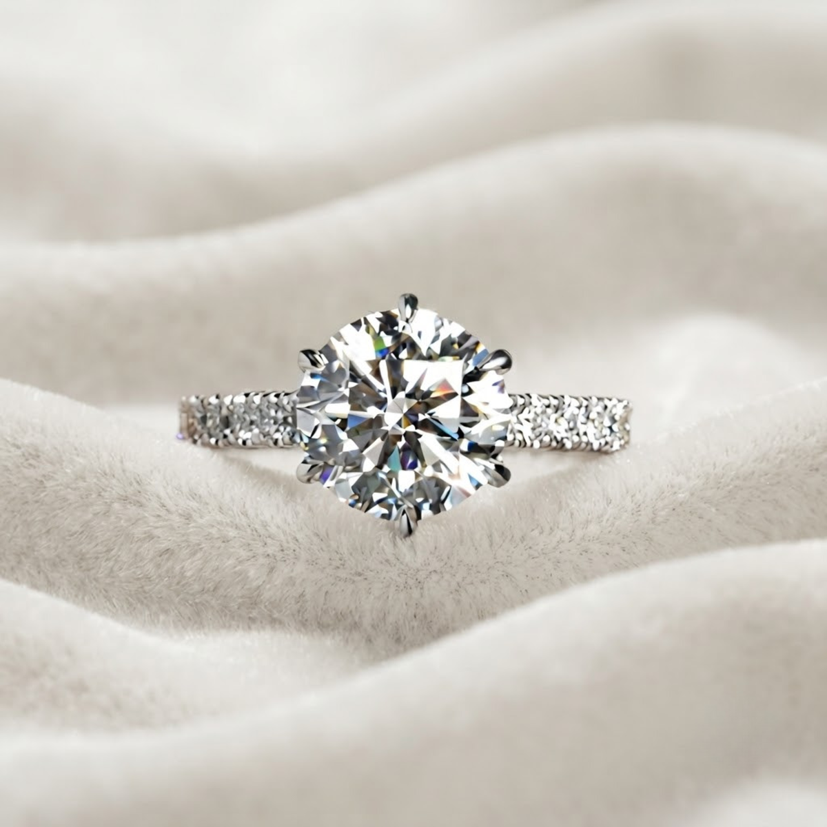 Verlobungsring aus 14K Weißgold mit 2,30 Karat rundgeschliffenem, im Labor gezüchtetem Diamanten als Solitär