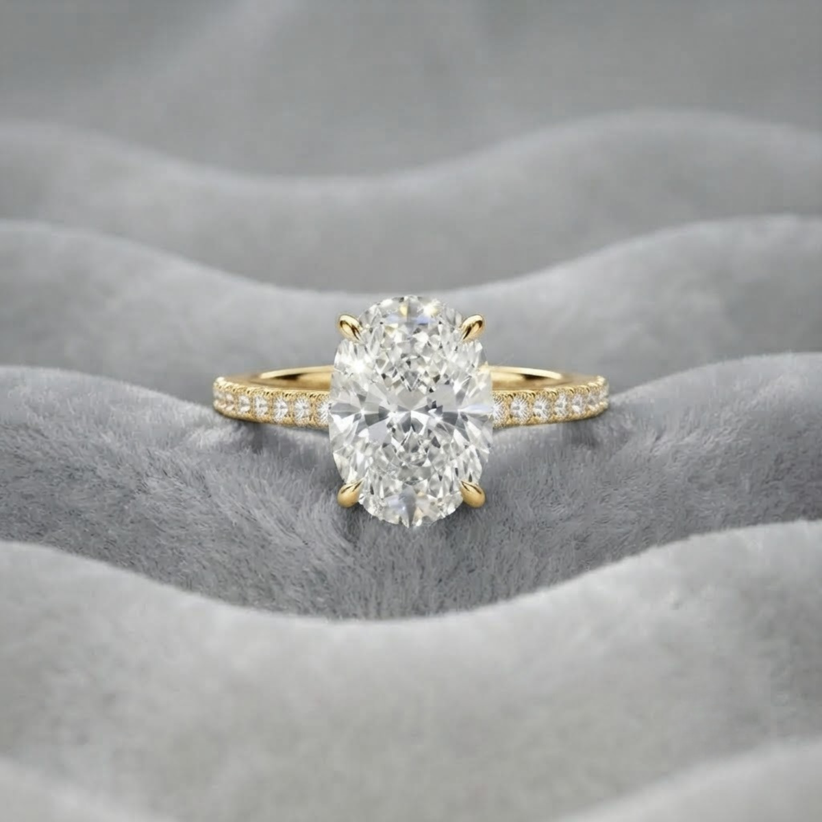Ring aus massivem 14K Gold mit 2 Karat ovalem im Labor gezüchtetem Diamant-Halo und Pavé-Eternity-Ring