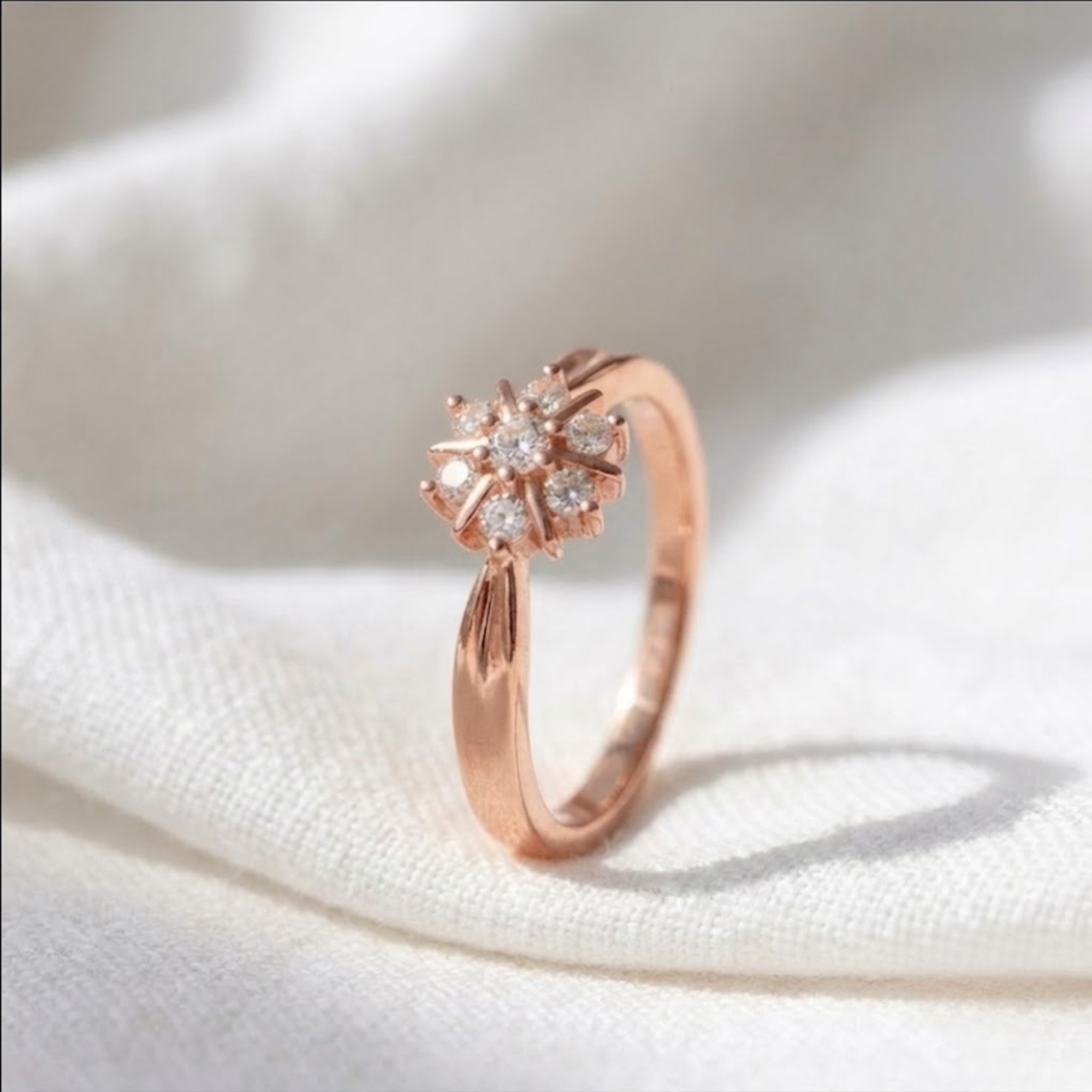 Diamantring mit rundem Cluster
