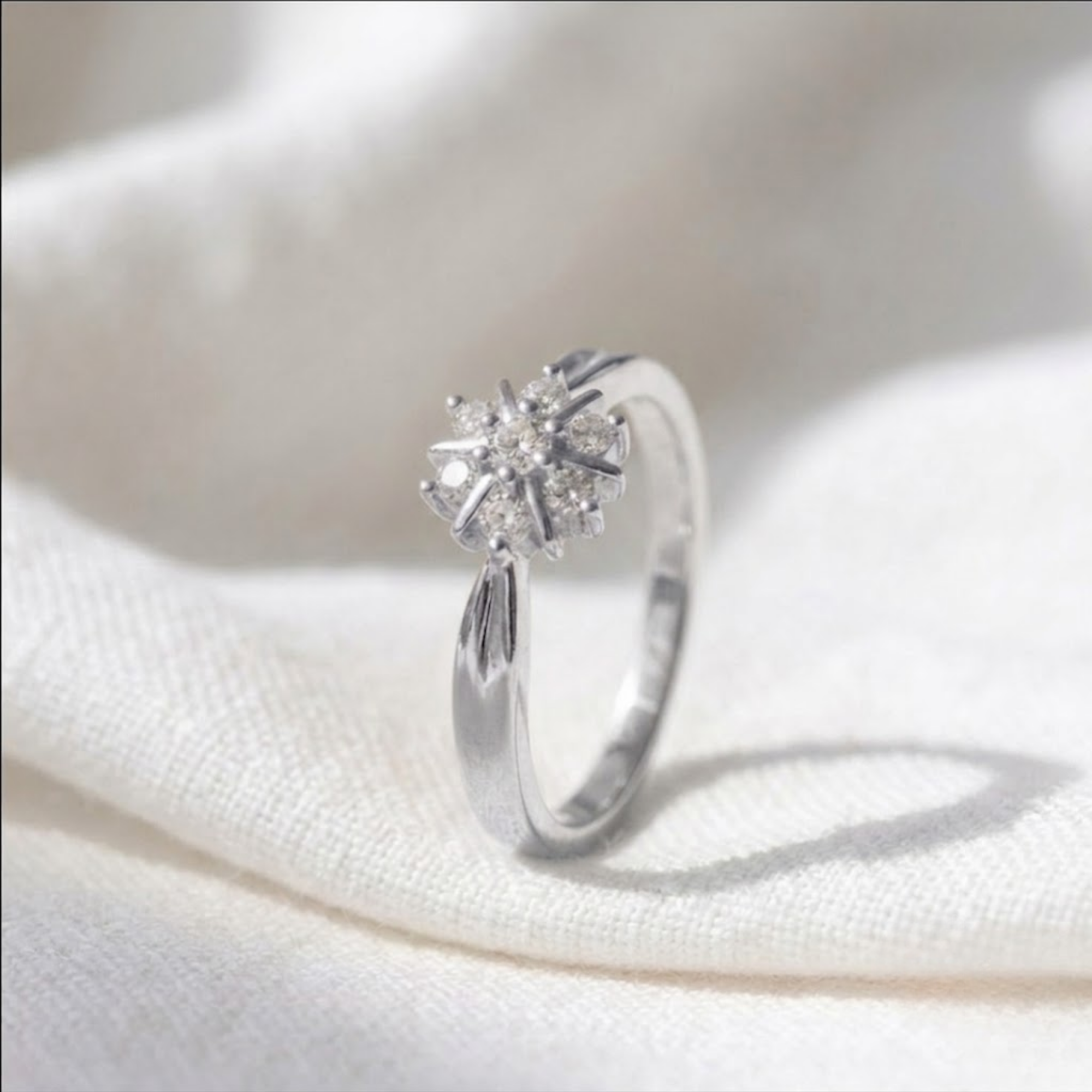 Diamantring mit rundem Cluster
