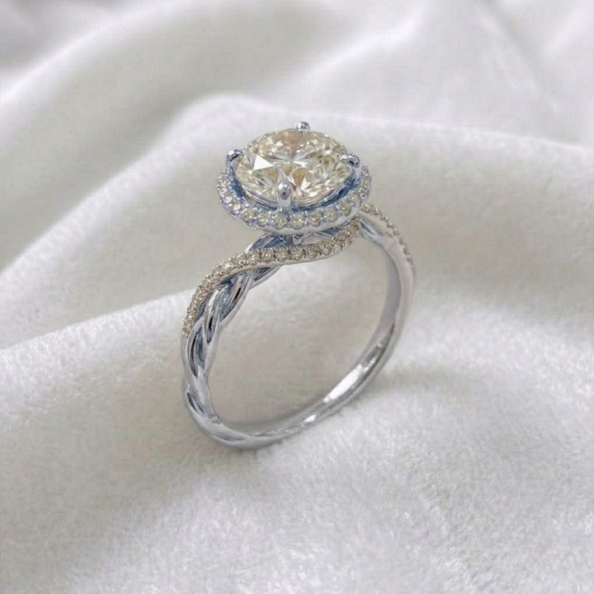 Diamant Verlobungsring mit verdrehtem Schaft und versteintem Halo
